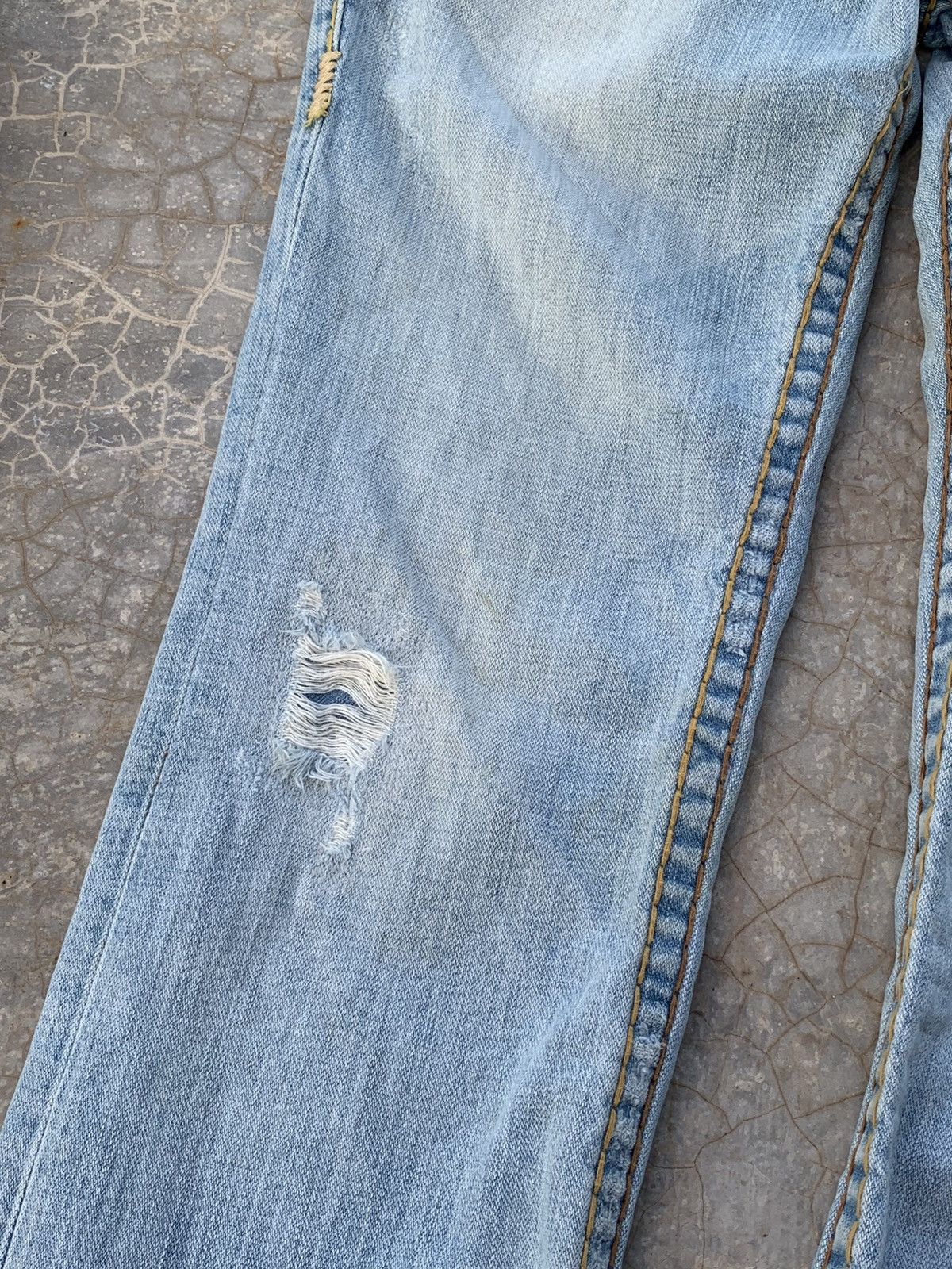 True Religion Rare Distressed True Religion Jeans size 31 Size US 31 - 7 Thumbnail