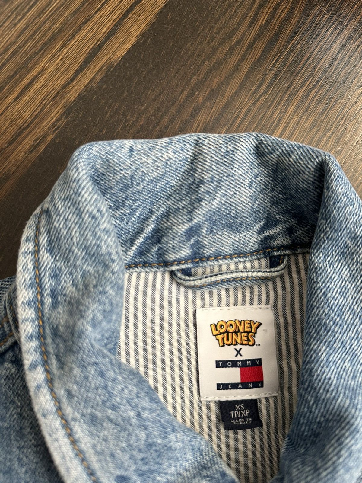 Tommy Hilfiger × Warner Bros Rare Tommy Hilfiger X Looney Tunes Crop Jean Jacket Patches Size XS / US 0-2 / IT 36-38 - 4 Thumbnail
