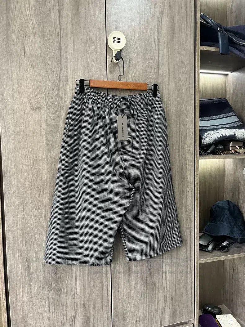 Balenciaga Balenciaga Back Pocket Embroidered Wool Casual Shorts Size US 28 / EU 44 - 7 Thumbnail