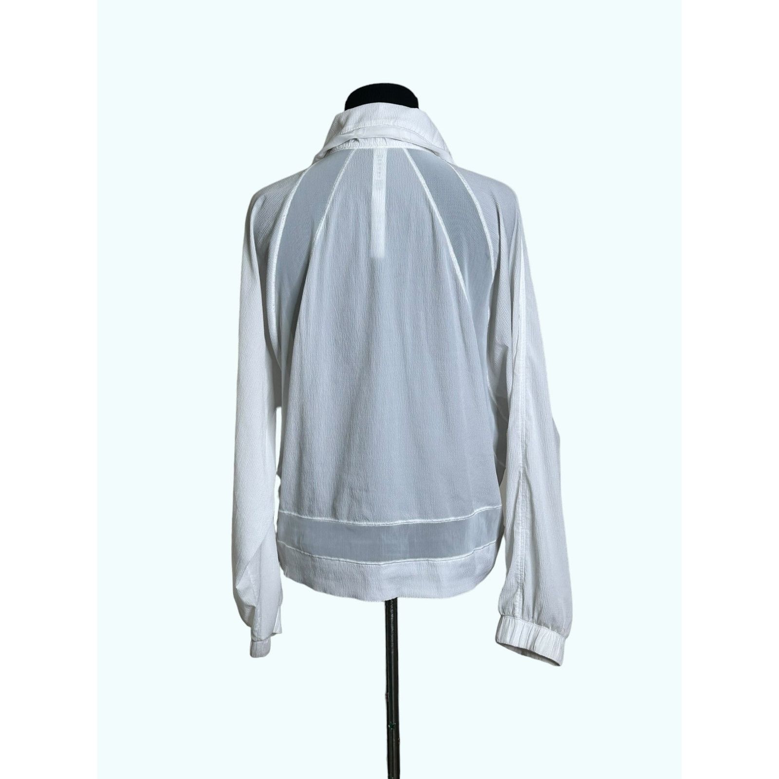 Lululemon Lululemon white long sleeves lightweight jacket size 4 Size S / US 4 / IT 40 - 2 Thumbnail
