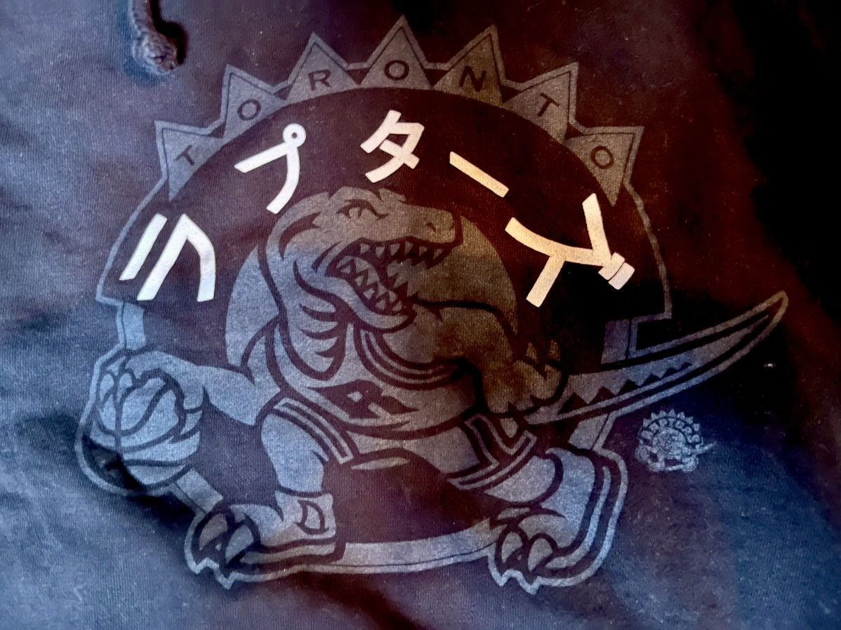 Mitchell & Ness Mitchell & Ness Toronto Raptors Japanese Katakana Hoodie XL Size US XL / EU 56 / 4 - 2 Thumbnail
