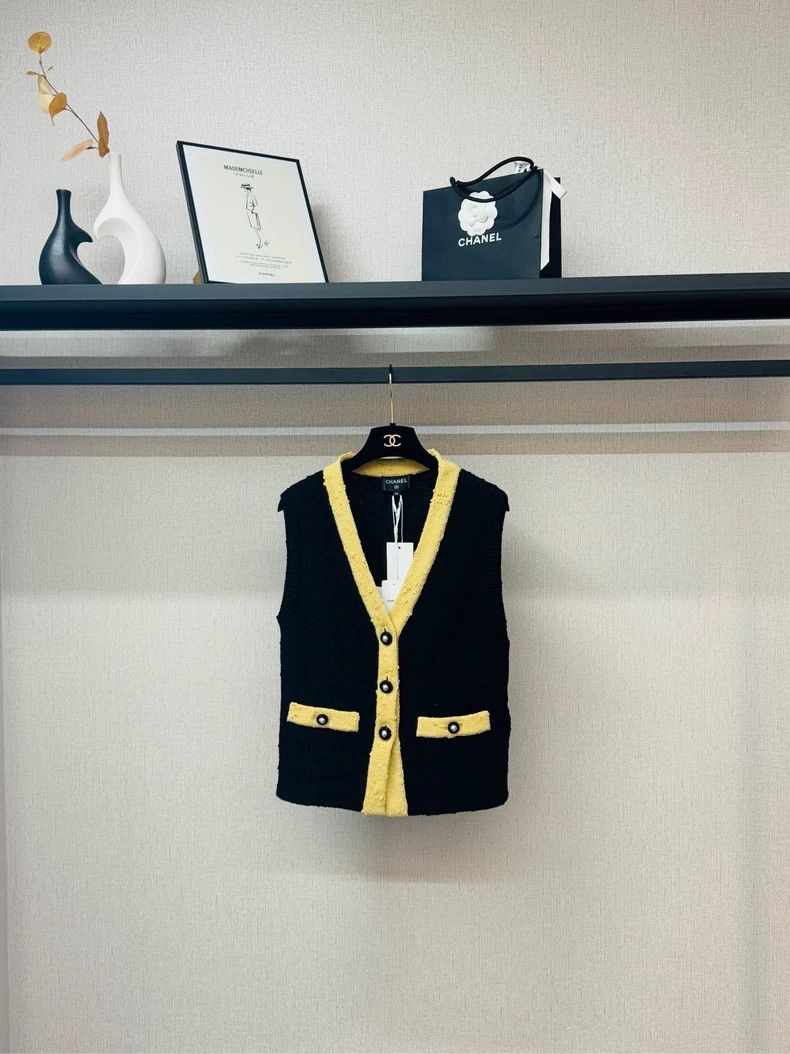 Chanel Chanel Black and yellow color-blocked lion buckle knitted v Size XXS / US 00 / IT 34 - 1 Thumbnail