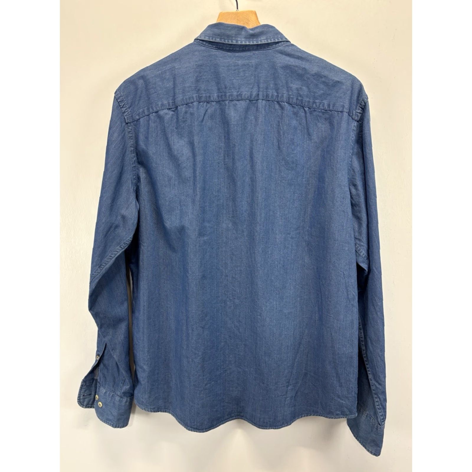 UNTUCKit UNTUCKit Shirt Mens Large Chambray Long Sleeve Button Up Lightweight Blue Size US L / EU 52-54 / 3 - 3 Thumbnail