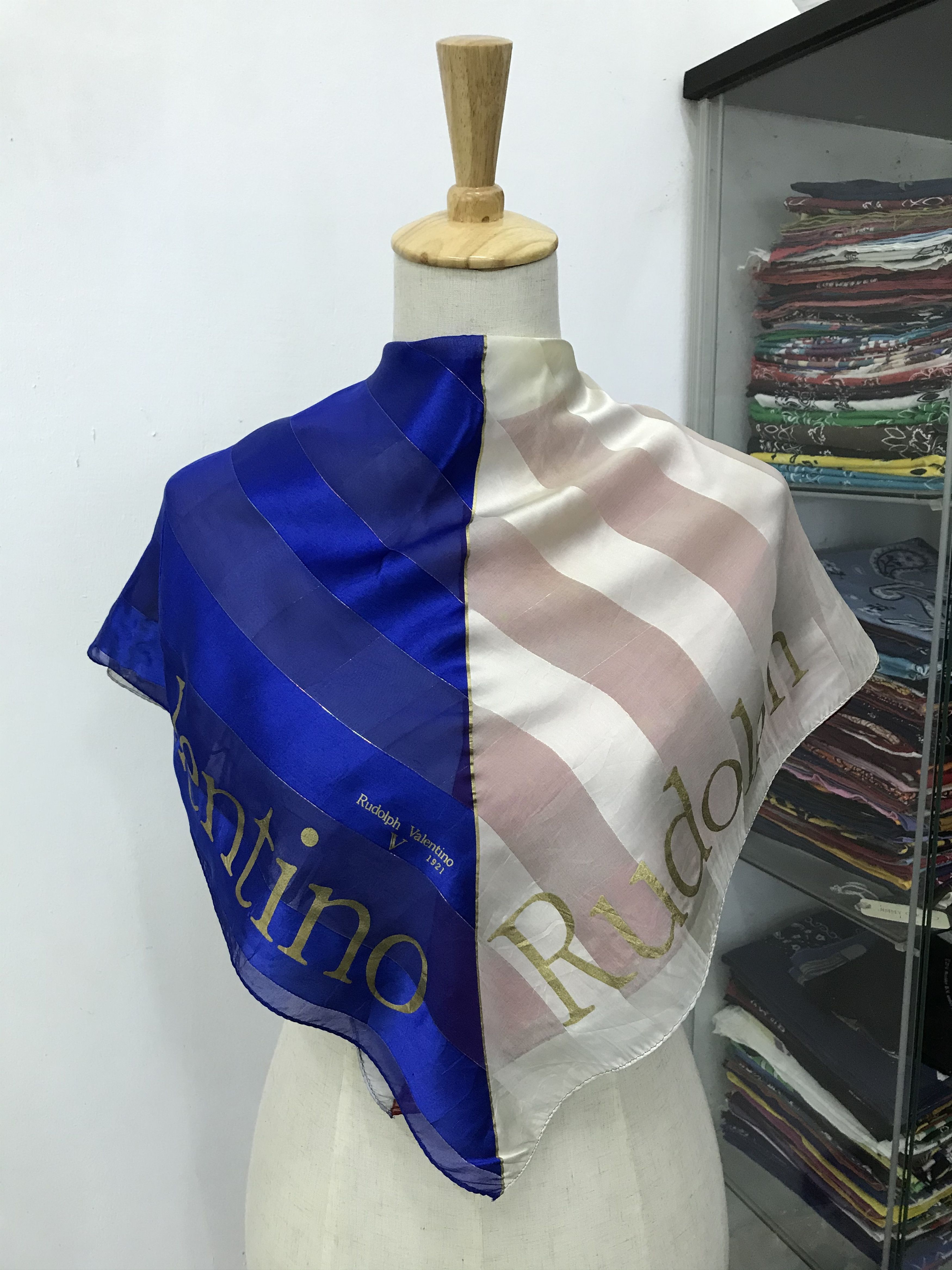 Vintage Vintage Rudolph Valentino Silk Scarf Size ONE SIZE - 1 Thumbnail