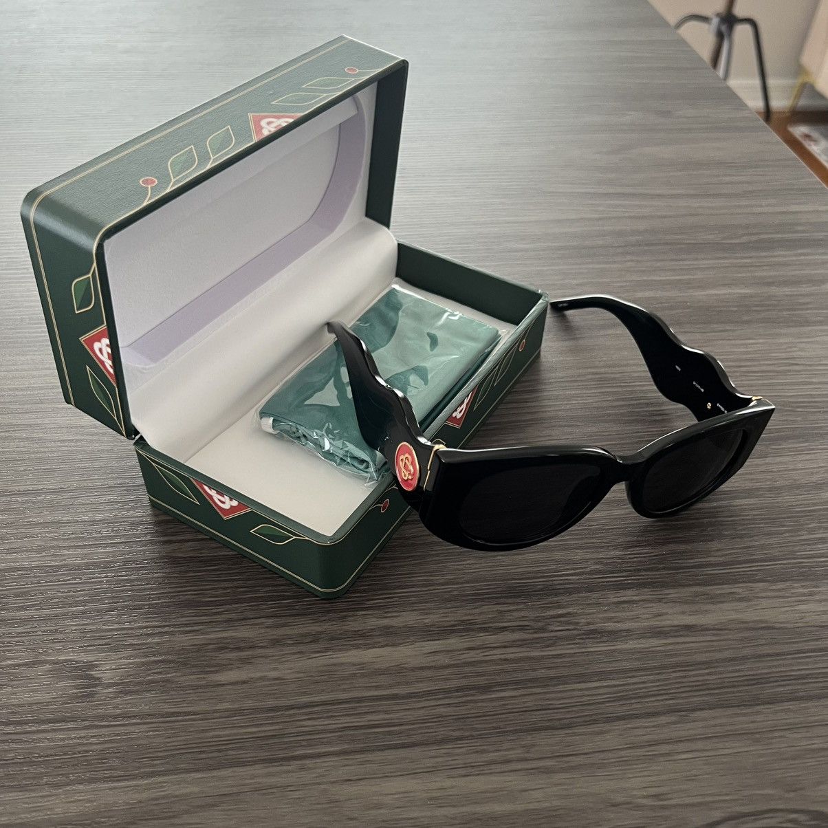 Casablanca Casablanca oval wave sunglasses unisex black and gold Size ONE SIZE - 2 Thumbnail