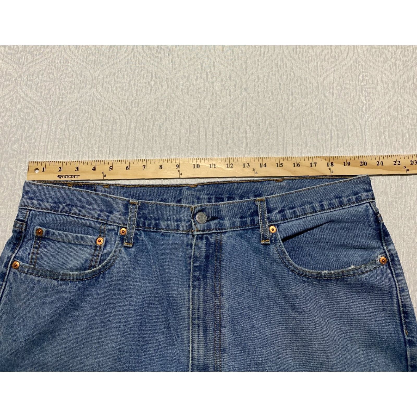 Levi's Levi's 550 Jean Shorts Men 40×11 Blue Hemmed Denim Bermuda 5-Pocket Relaxed Regular Adult Medium Blue Jeans Size US 40 / EU 56 - 7 Thumbnail