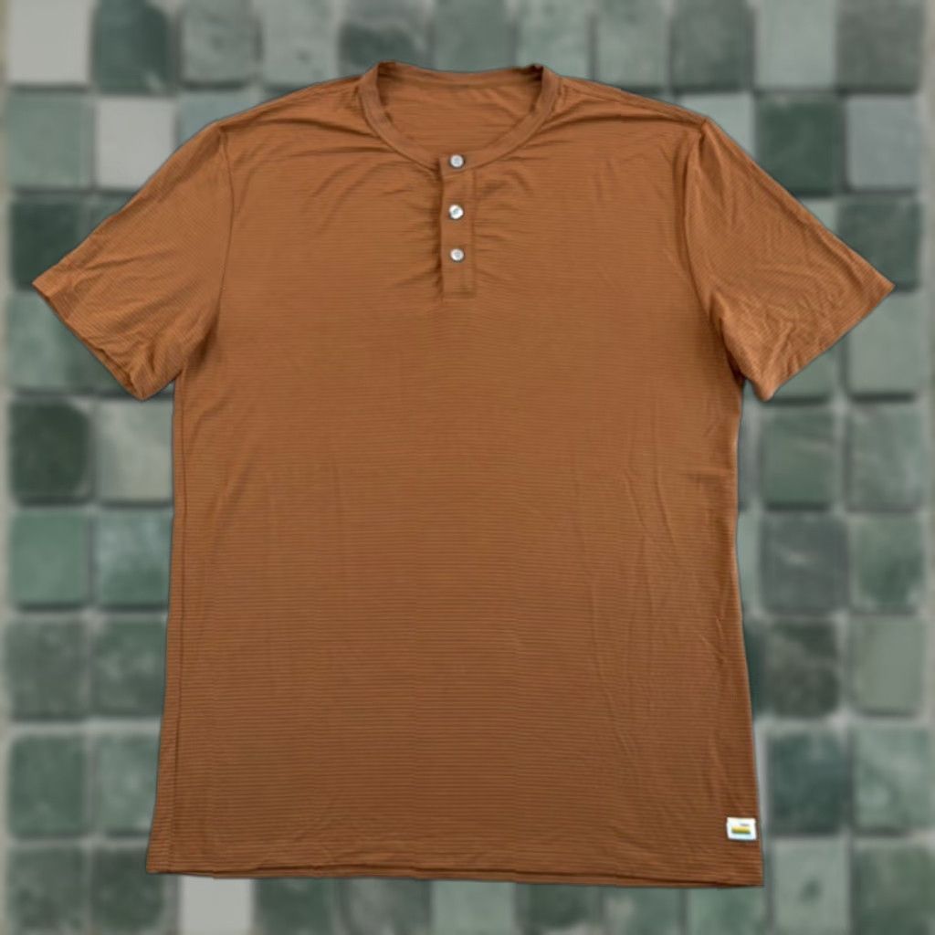 Vuori Vuori T-Shirt Brown M Regular Short Sleeve Crew Neck Pullover 1/4 Button Logo Performance Athletic Gym Activewear Size US M / EU 48-50 / 2 - 1 Thumbnail