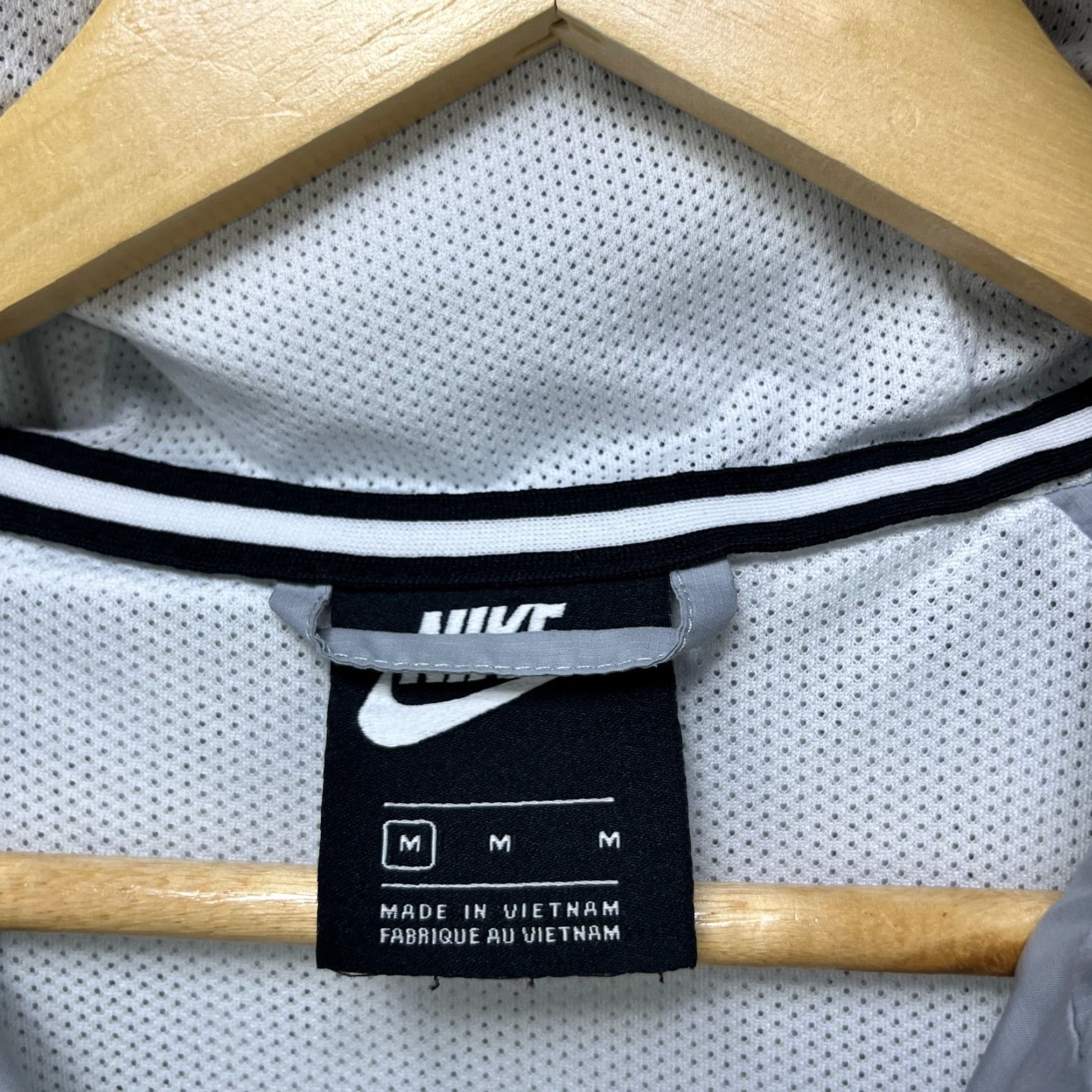 Nike VINTAGE Nike Y2K Hooded Windbreaker Full Zip Jacket M White Mens Windbreaker Nike Shirt Size US M / EU 48-50 / 2 - 5 Thumbnail