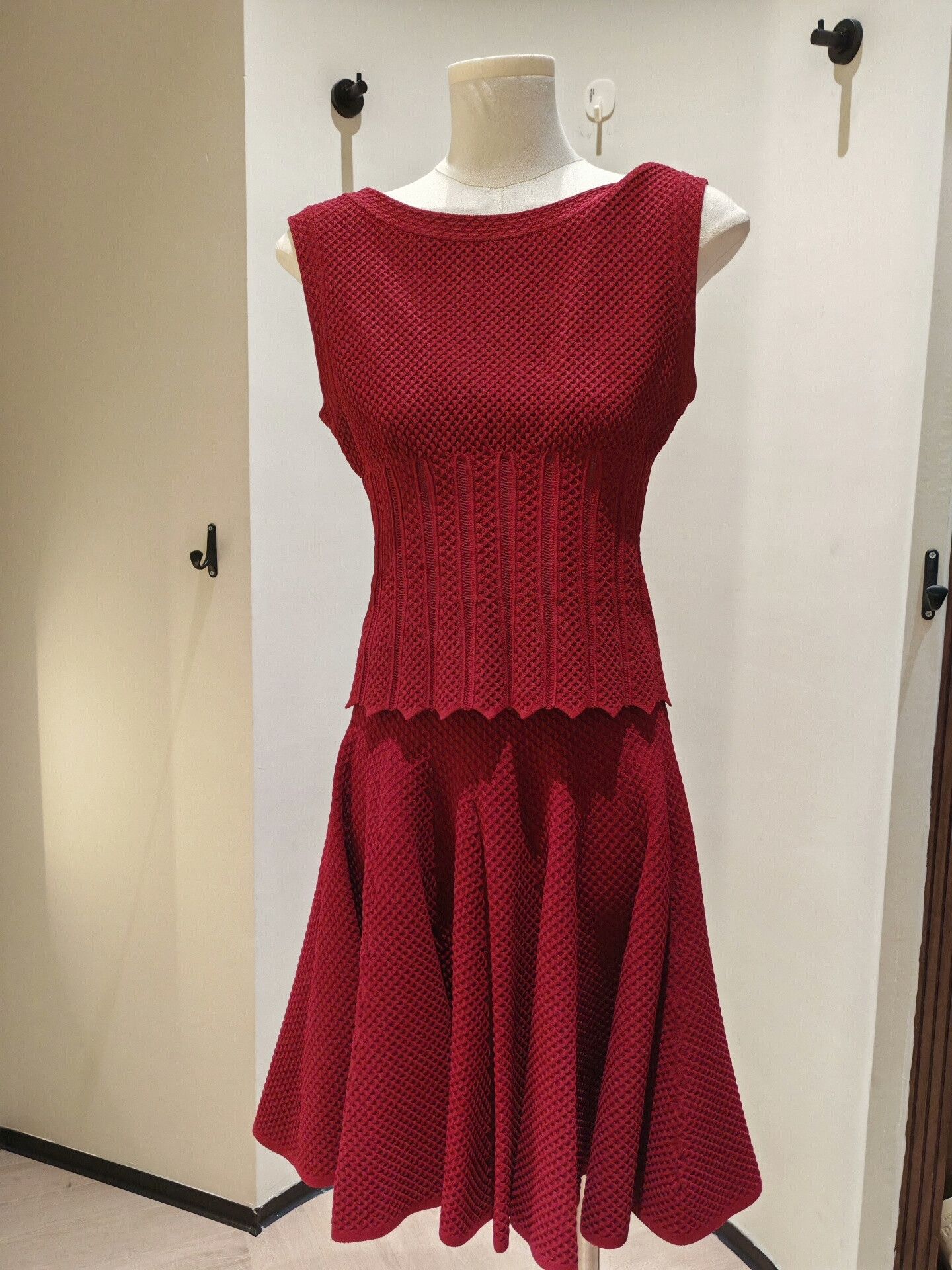 Vintage red knitted set from Alaïa Size US M / EU 48-50 / 2 - 1 Thumbnail