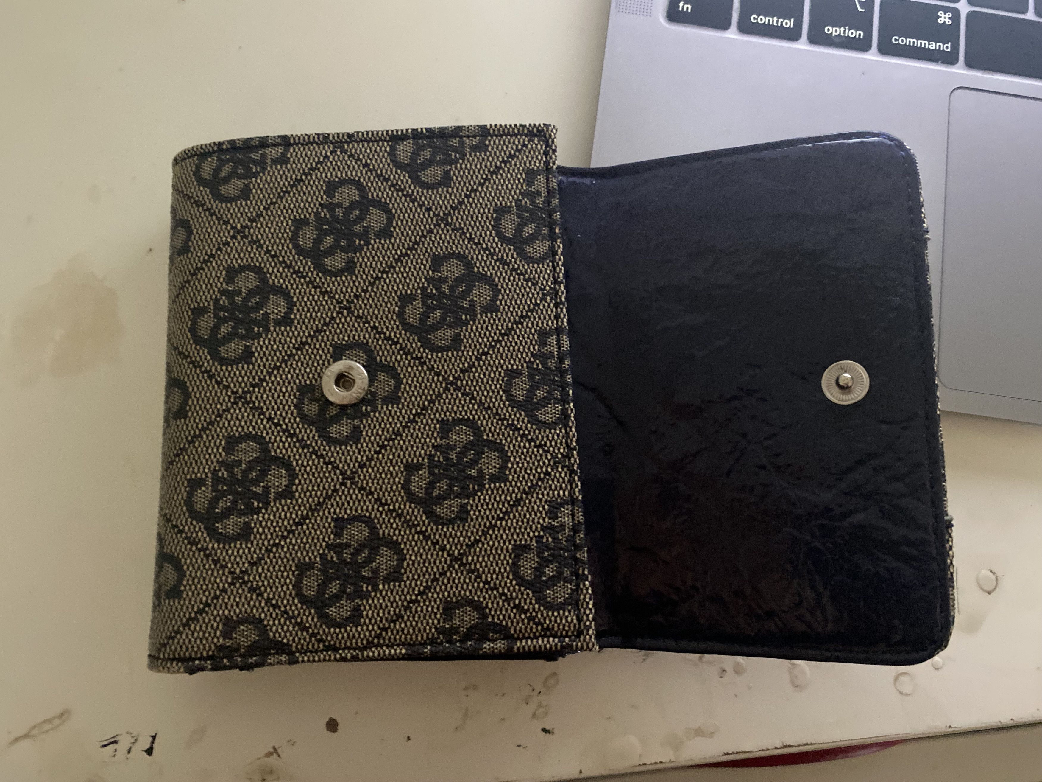 Guess Vintage Guess purse/wallet Size ONE SIZE - 3 Thumbnail