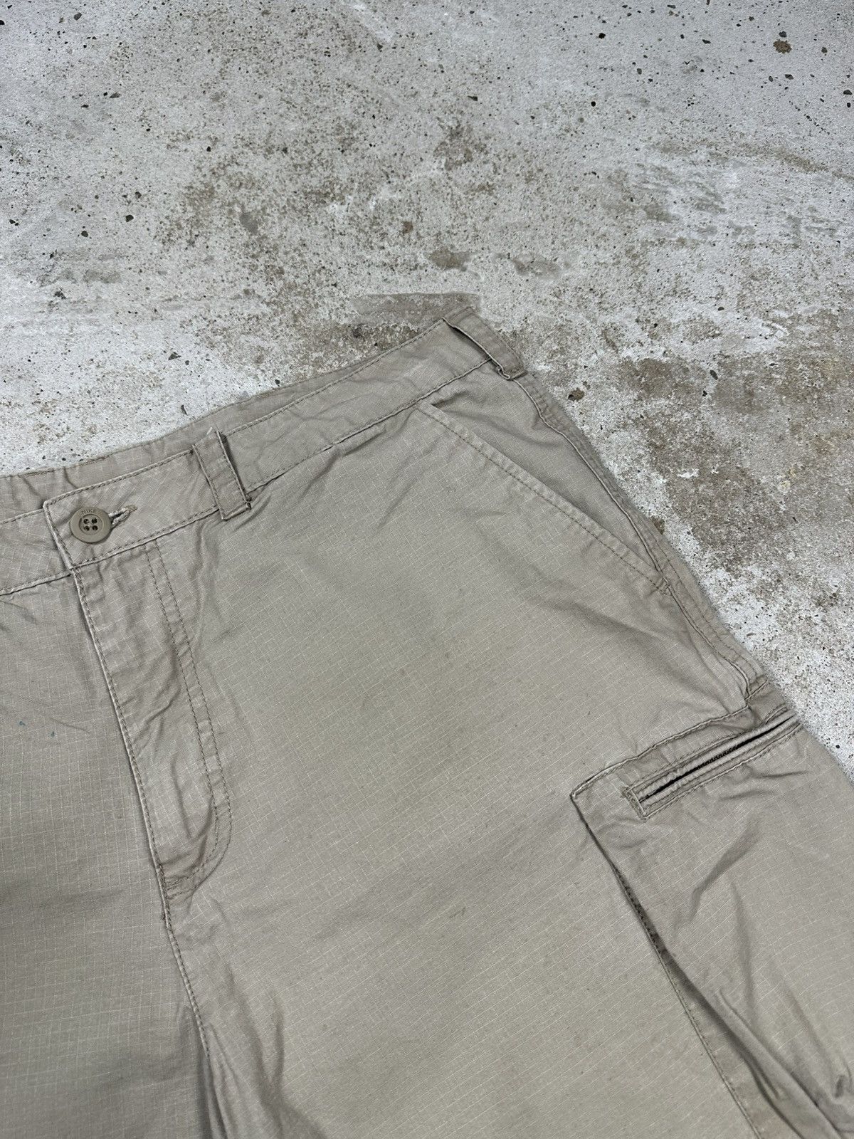 Nike × Vintage Vintage Y2K Nike Beige Baggy Cargo Shorts Swoosh Size US 38 / EU 54 - 5 Thumbnail
