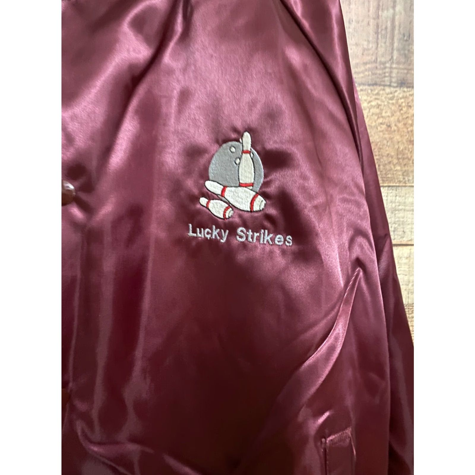 Vintage VINTAGE 1980s satin bomber jacket "Lucky Strikes" made in USA Auburn Sportswear XL Red Sportswear Mens Size US XL / EU 56 / 4 - 2 Thumbnail