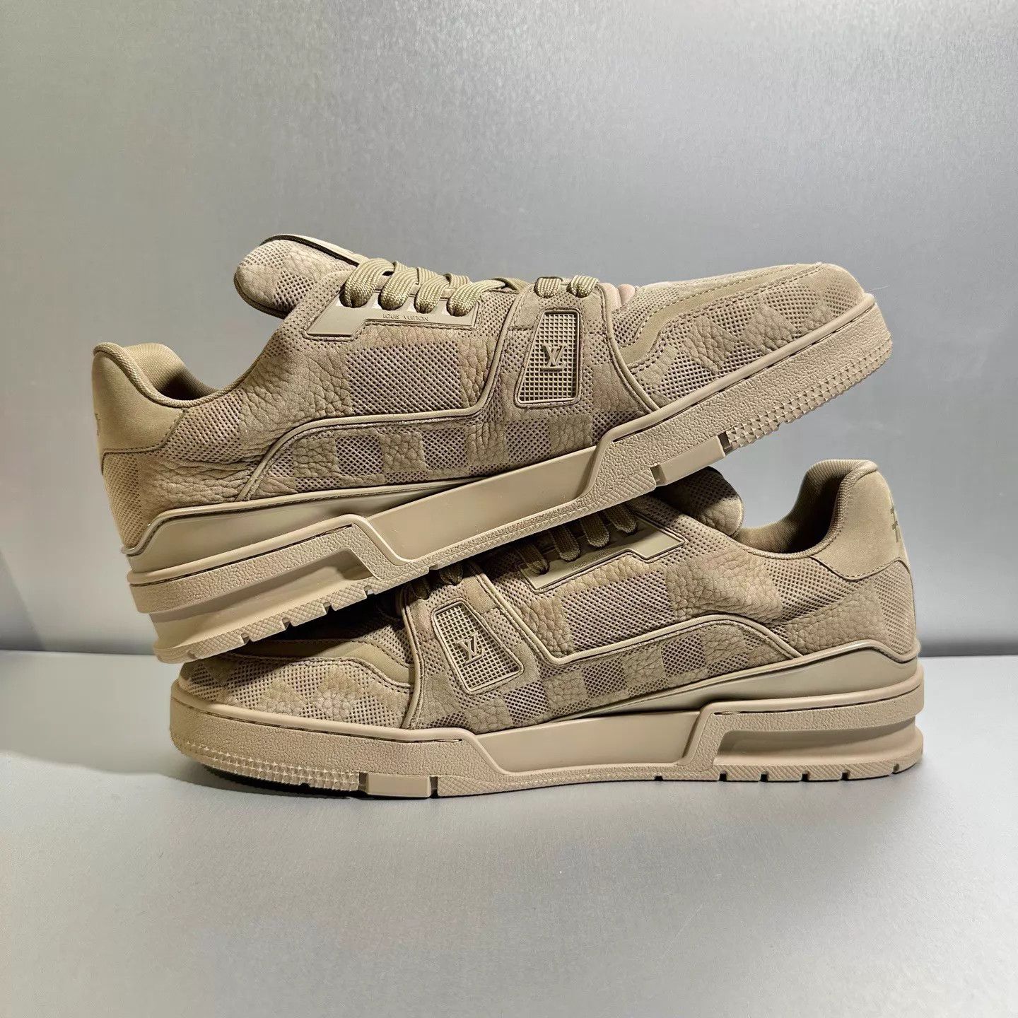 Louis Vuitton Louis Vuitton Trainer Light Monogram US10/EU44 X4127 Size US 11 / EU 44 - 4 Thumbnail