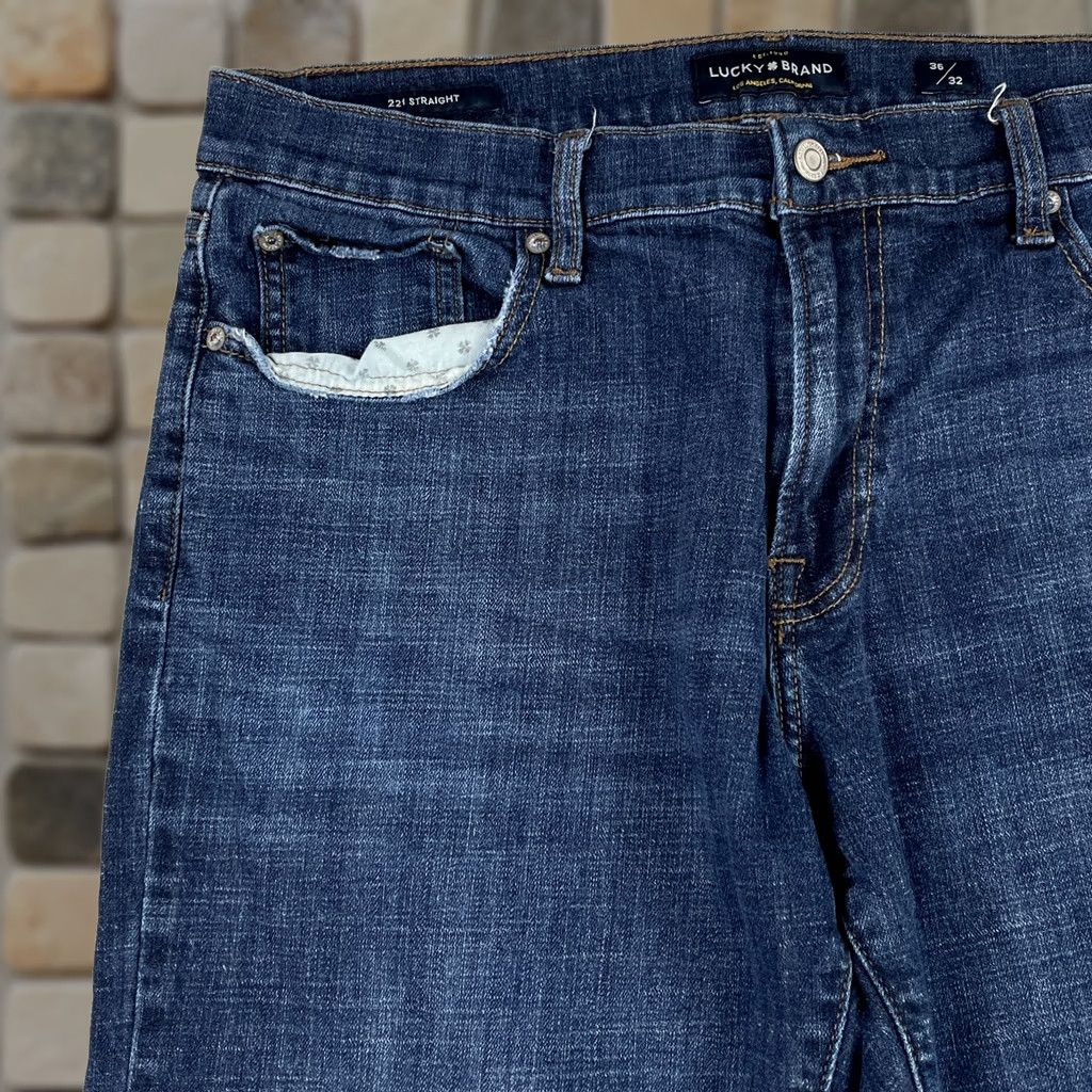 Lucky Brand Lucky Brand Jeans Men 36 x 32 Blue 221 Straight Leg Dark Wash Denim Stretch Work Jeans Regular Rise Embroidered Logo 5-Pocket Size US 36 / EU 52 - 1 Thumbnail