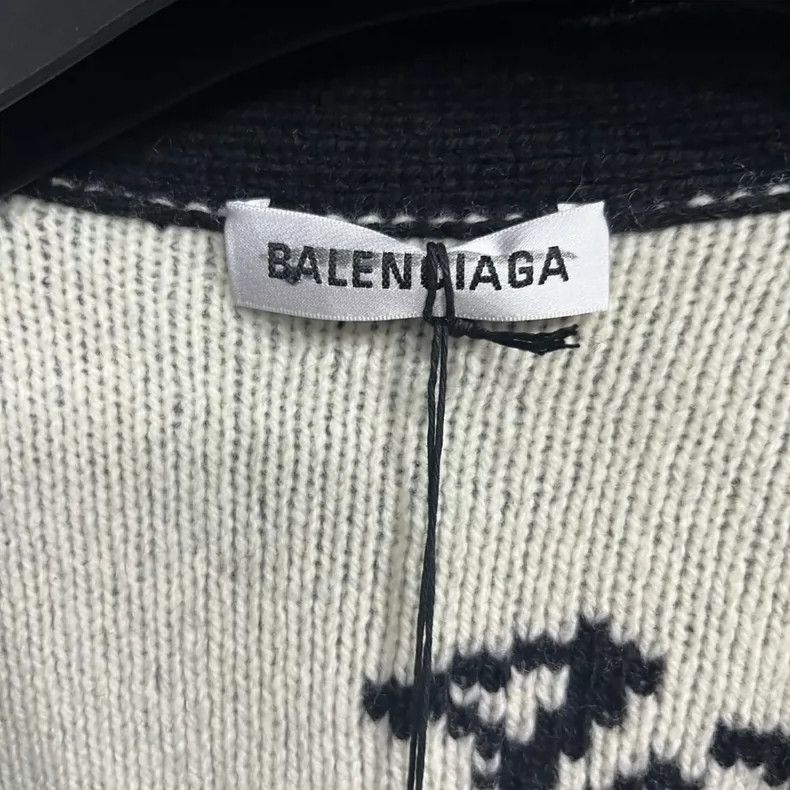 Balenciaga Balenciaga Black monogrammed logo full-print V-neck single Size XS / US 0-2 / IT 36-38 - 3 Thumbnail