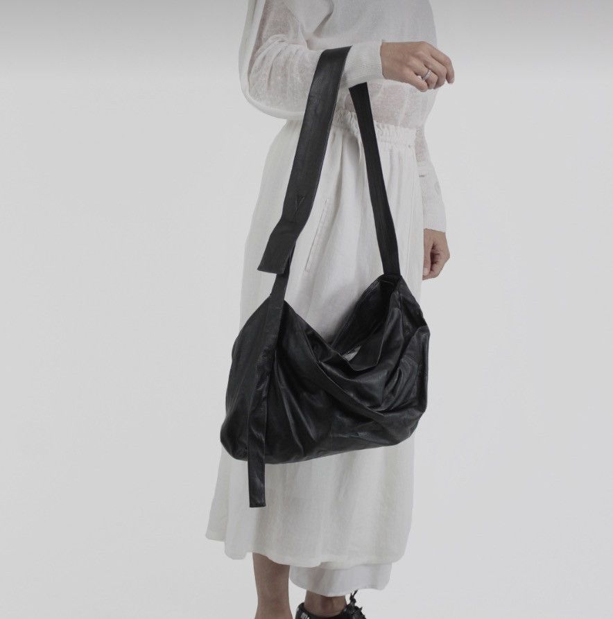 Yohji Yamamoto YOHJI YAMAMOTO Puff Large Cow Leather Crossbody Discord Bag Size ONE SIZE - 3 Thumbnail