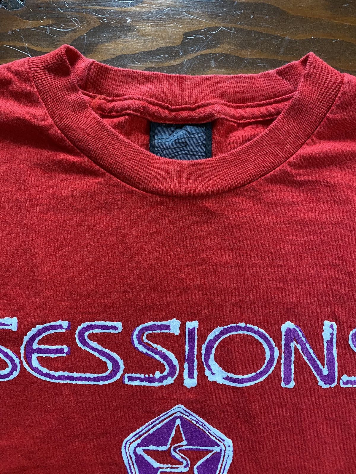 Sessions × Vintage Vintage ‘01 Y2K Sessions Spellout Red Long Sleeve Tee Shirt Size US L / EU 52-54 / 3 - 6 Thumbnail