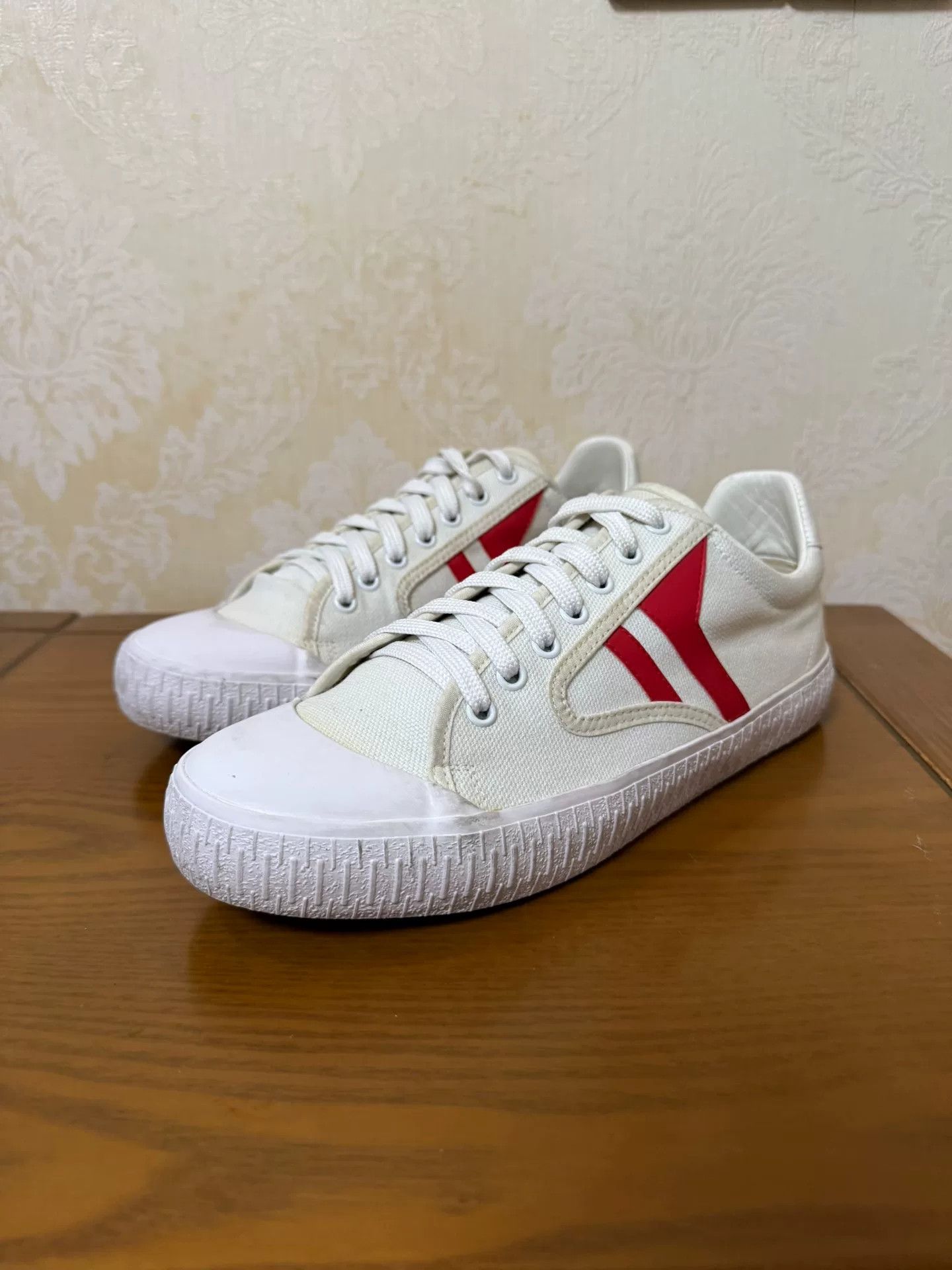 Bottega Veneta Bottega Veneta White Lowtop Sneakers 8 Men Size US 8 / EU 41 - 1 Thumbnail