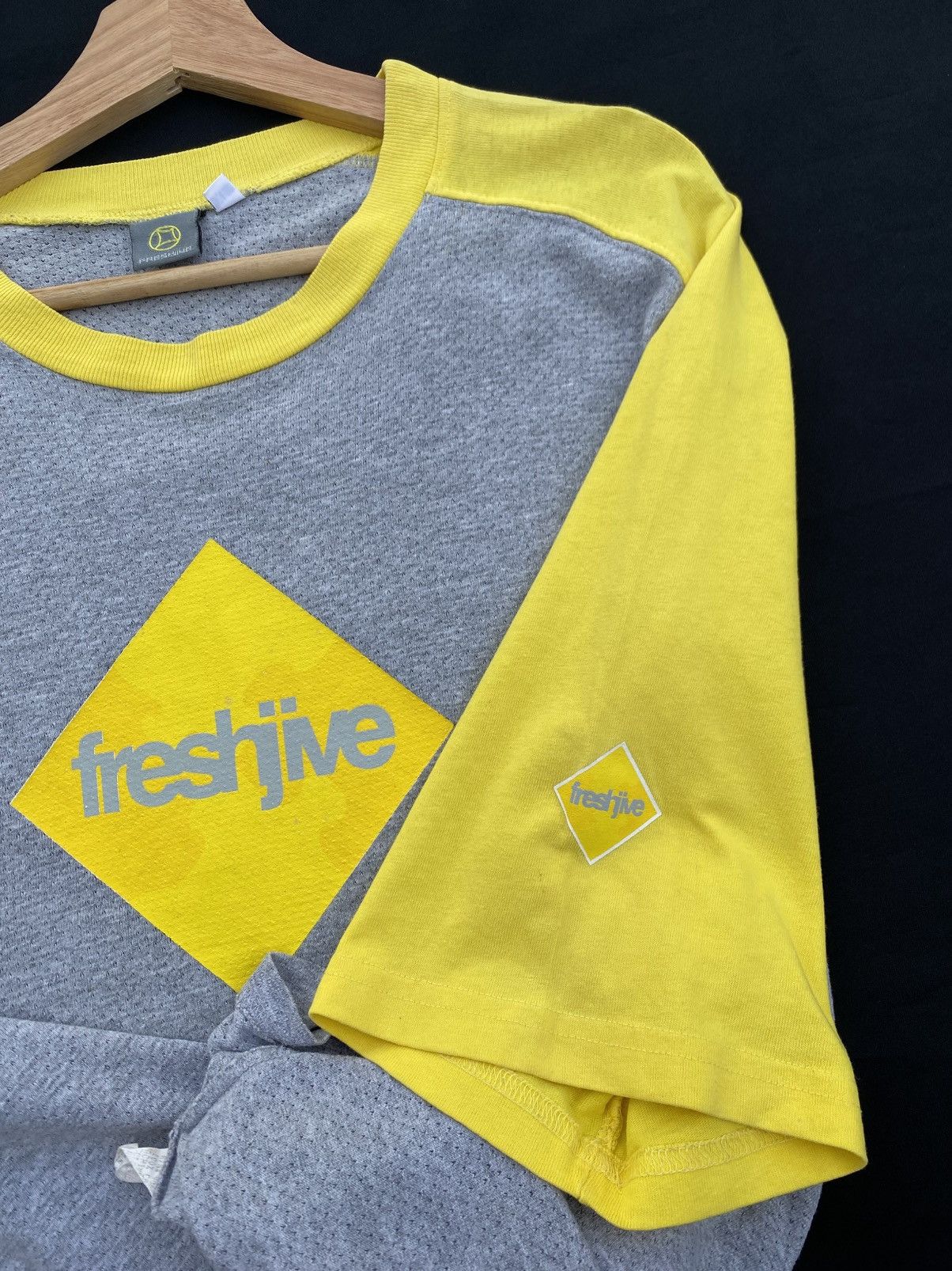 Freshjive Rare Vintage 90s Freshjive Centre Logo Tshirt Size US L / EU 52-54 / 3 - 14 Thumbnail