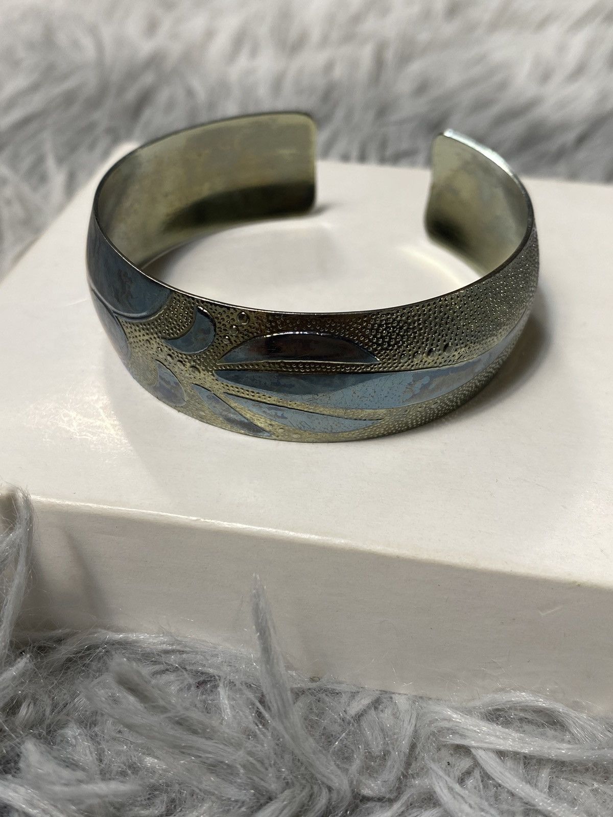 Jewelry Vintage Engraved Metal Cuff Bracelet – Japanese Brand Size ONE SIZE - 8 Thumbnail