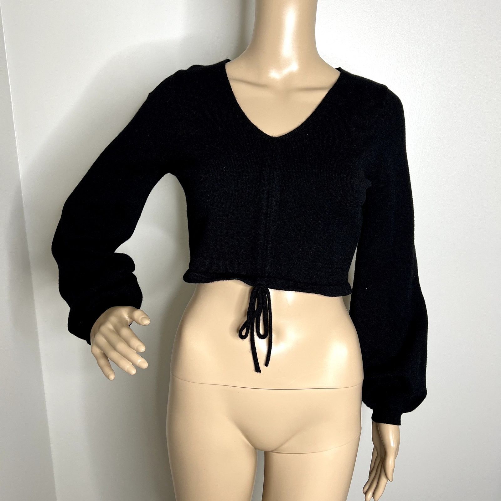 Forever 21 Forever 21 Black Wide Sleeve Tie Sweater Crop Top Size S / US 4 / IT 40 - 1 Thumbnail