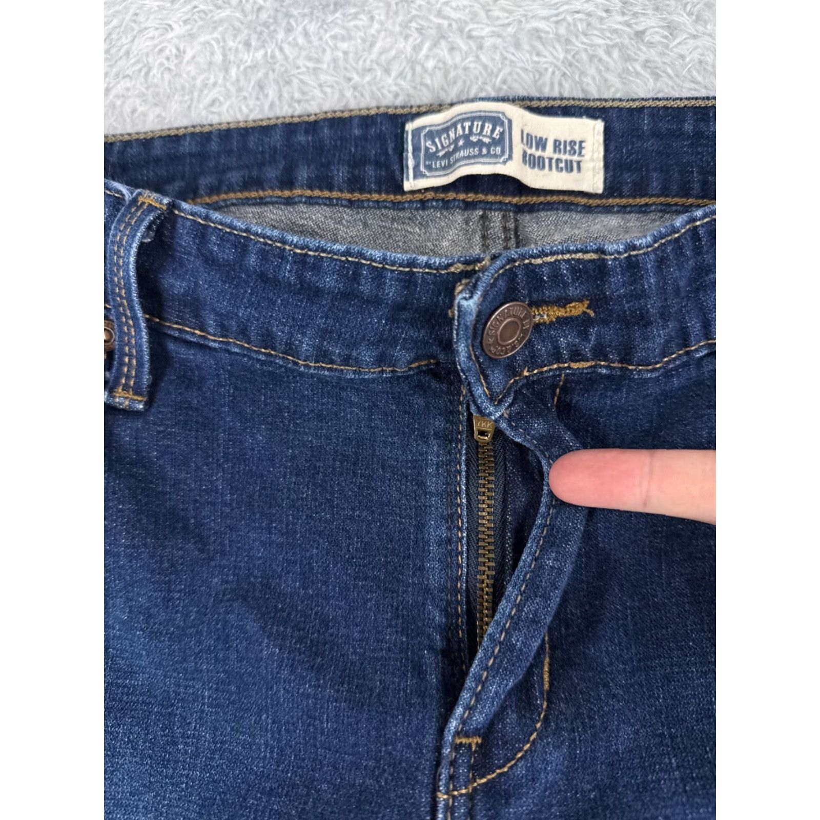 Levi's Levis Jeans Women 10 Blue Denim Bootcut Mid Rise Dark Wash 30x30 Cotton Pocket 5-Pocket Design Regular Stretch Denim Jeans Womens Size 32" / US 10 / IT 46 - 5 Thumbnail