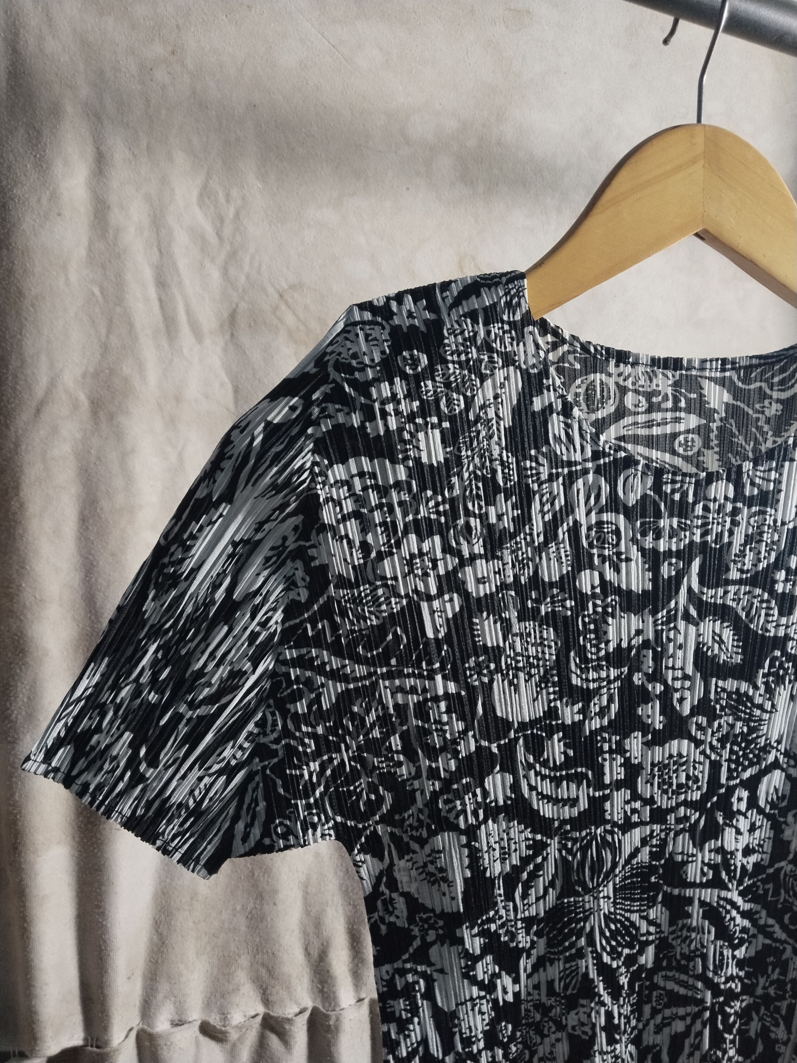 Issey Miyake × Japanese Brand × Pleats Please Issey Miyake ISSEY MIYAKE pleats please floral pleats tshirt Size ONE SIZE - 3 Thumbnail