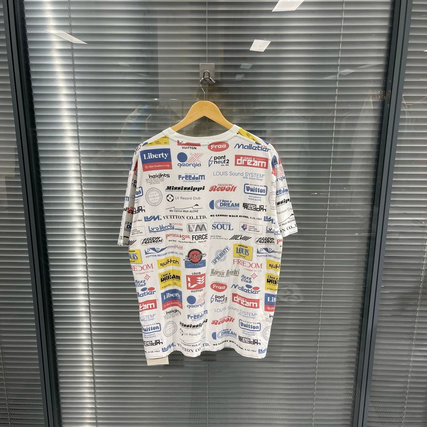 Louis Vuitton LV White Multi-Logo Allover Print T-Shirt XXL Size US XXL / EU 58 / 5 - 2 Thumbnail