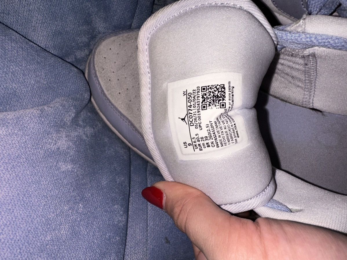 Nike (WMNS) Air Jordan 1 Low 'Aluminum' Size US 9 / IT 39 - 2 Thumbnail