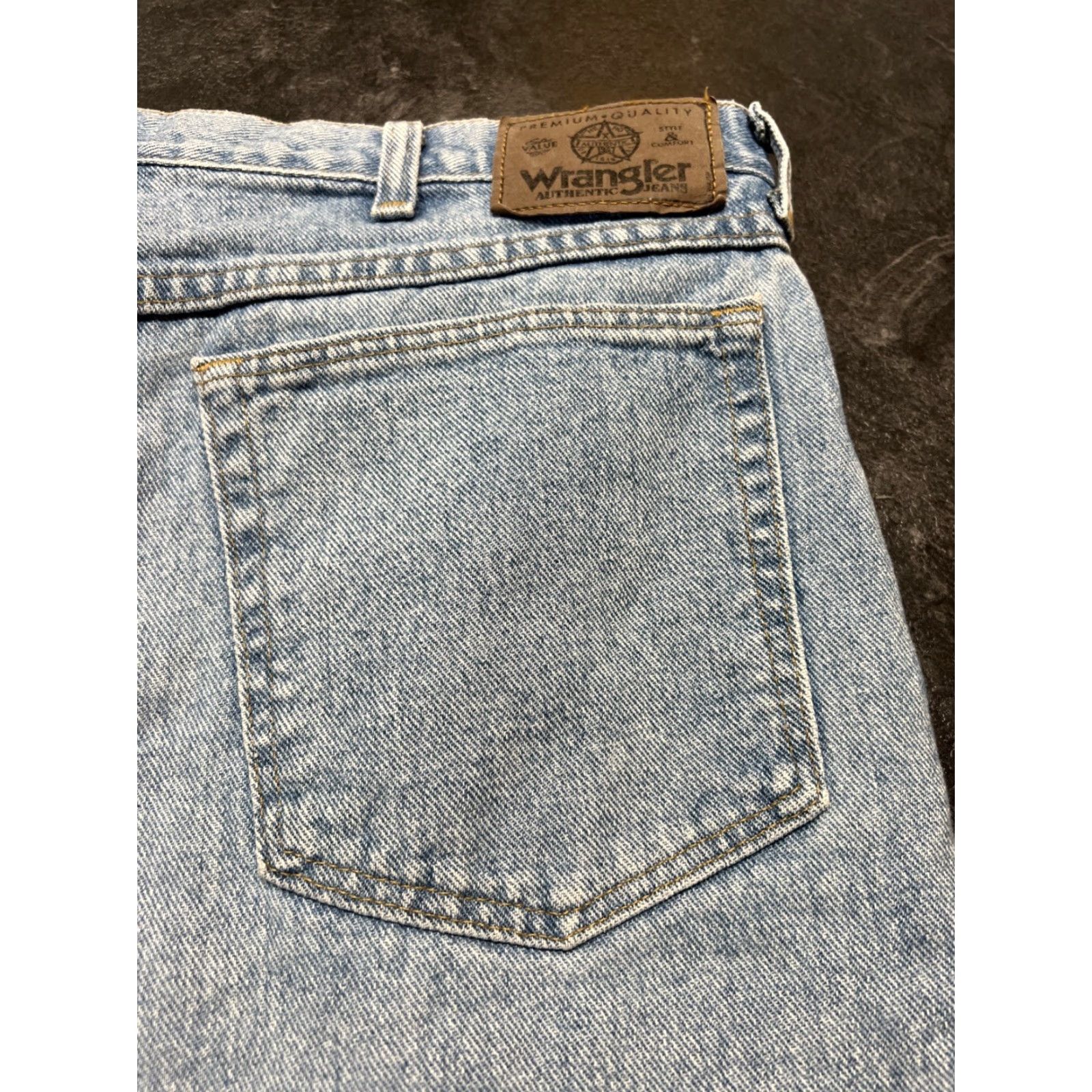 Wrangler Wrangler Bermuda Shorts Men 36 Relaxed Blue Denim 8" Inseam Pockets Cotton Casual 90s Cowboy Logo Vintage: NoMens Size US 36 / EU 52 - 6 Thumbnail