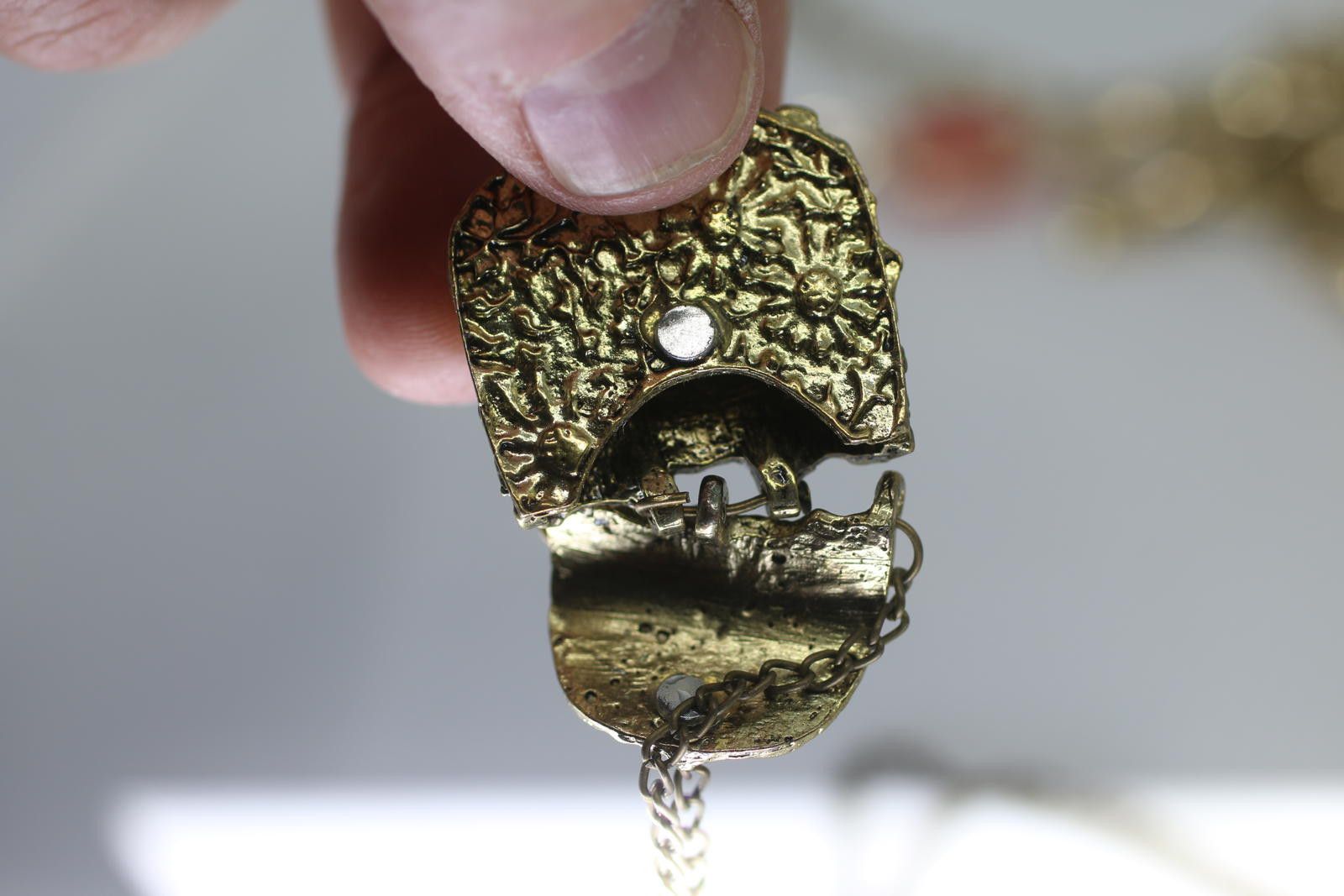 Unknown London Vintage Gold Tone Mini Purse Locket Pendant Necklace Floral Size ONE SIZE - 7 Thumbnail