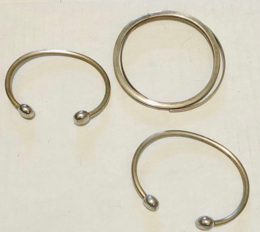 Vintage Vintage Gold Metal Bangle Bracelets Set of 4 Fashion Jewelry Size ONE SIZE - 1 Thumbnail