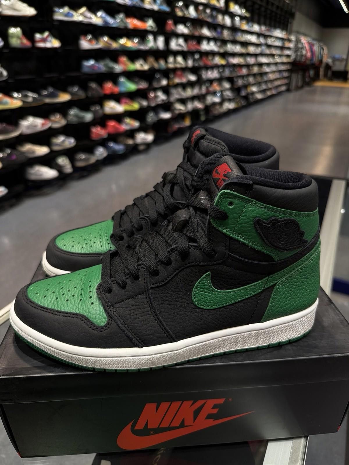 Jordan Brand Size 8.5 - Jordan 1 Retro OG High Pine Green 2.0 555088 030 Size US 8.5 / EU 41-42 - 5 Thumbnail