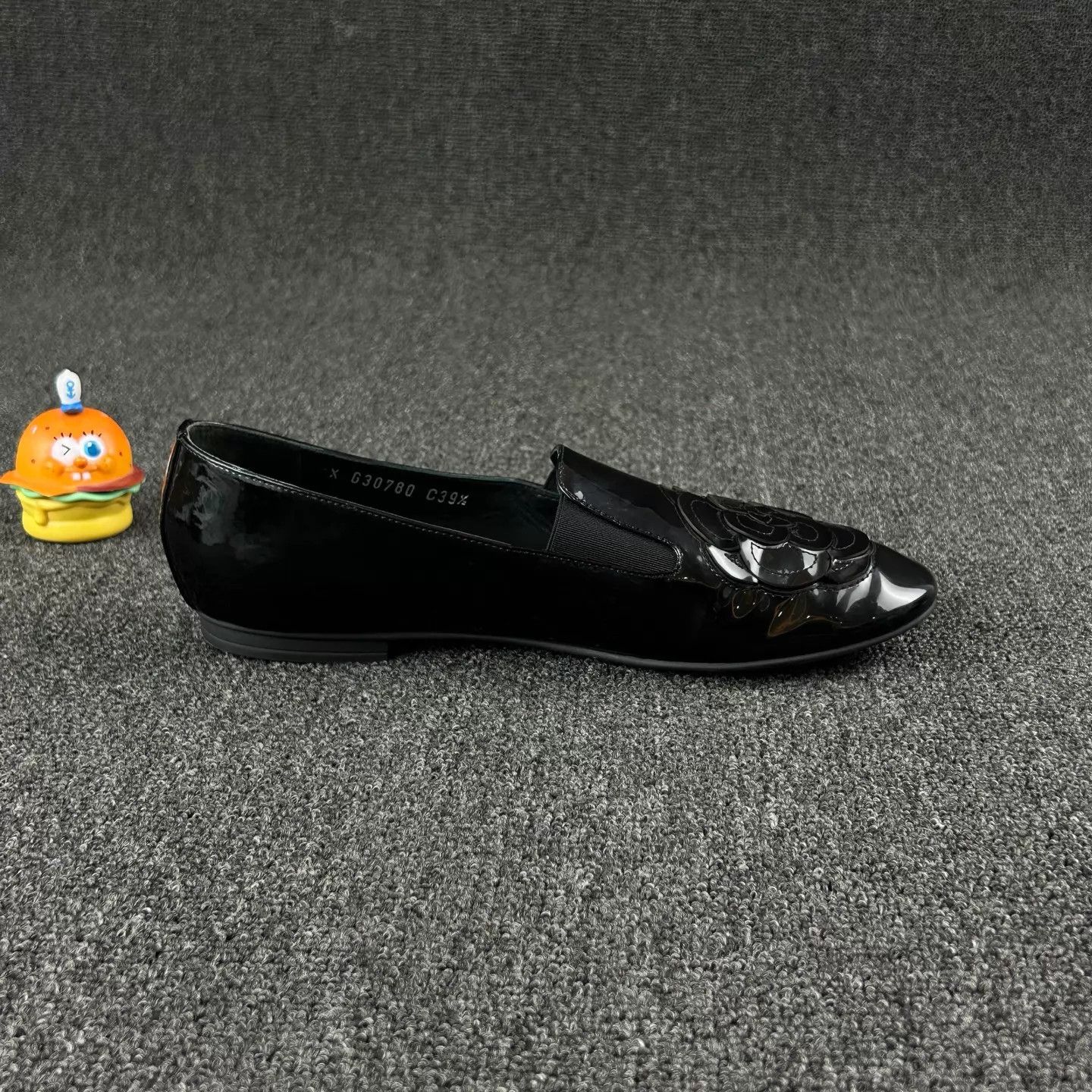 Chanel Chanel Black Patent Leather Camellia Low Heels 39.5 Size US 9 / IT 39 - 4 Thumbnail