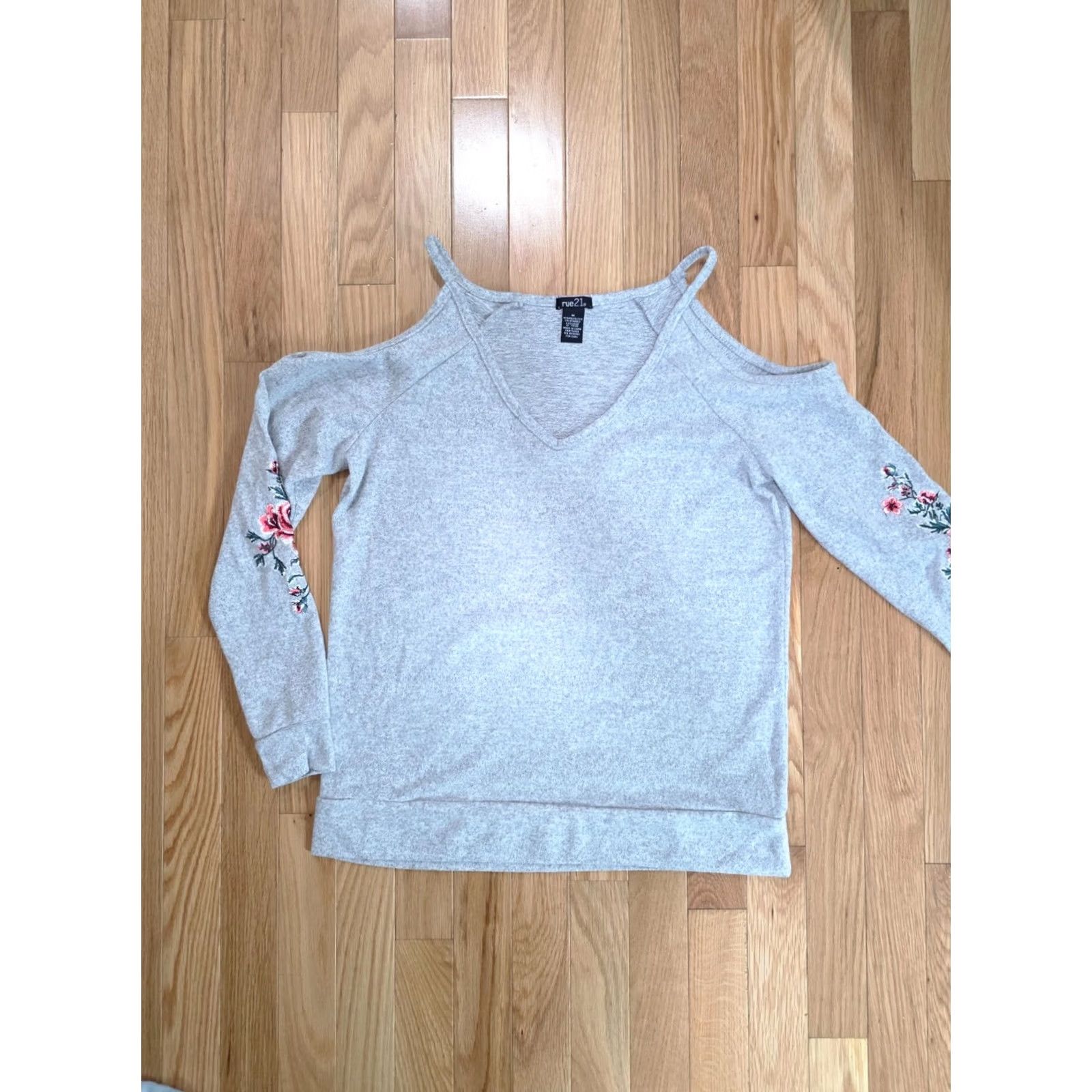 Vintage Rue21 Pullover Sweater Top Women's M Gray Flower Embroidered V-Neck Cold Shoulder Knit Polyester Sweater Ladies M Gray Floral 90s Size M / US 6-8 / IT 42-44 - 7 Thumbnail