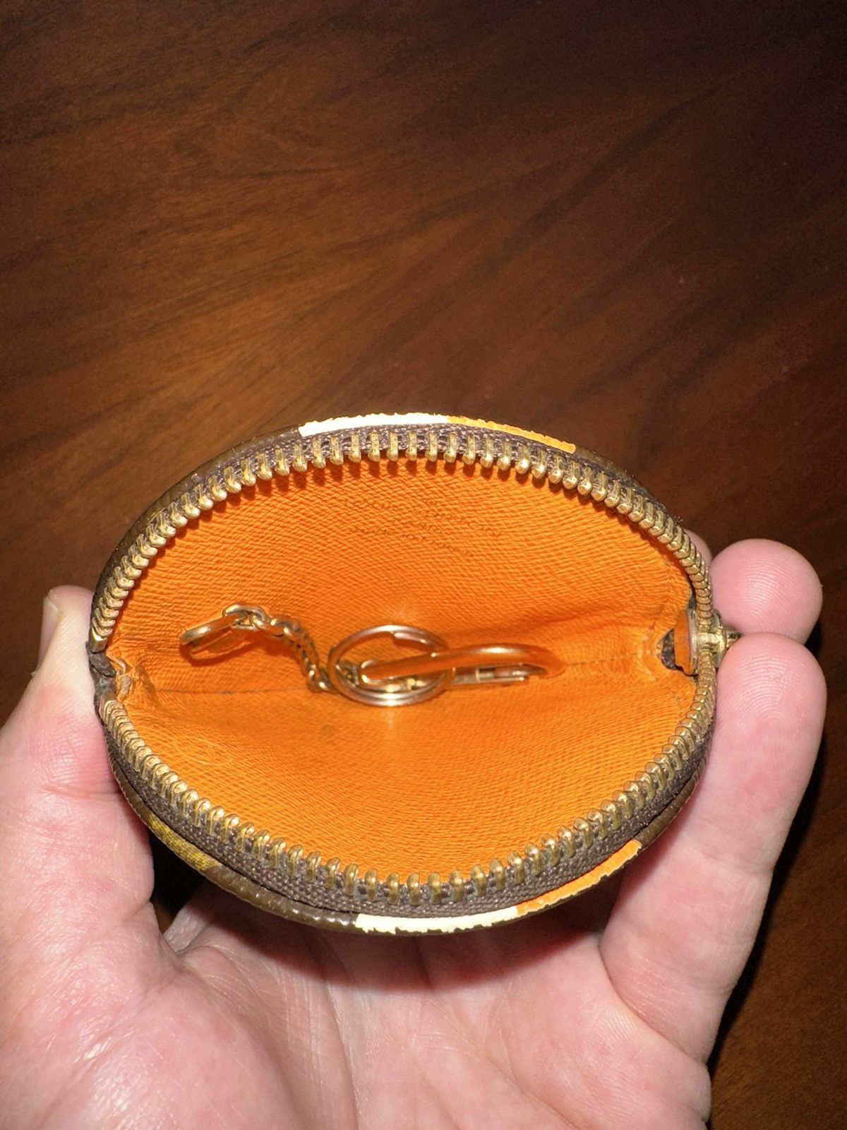 Louis Vuitton Louis Vuitton round rare coin purse. Hand painted!!! Size ONE SIZE - 5 Thumbnail