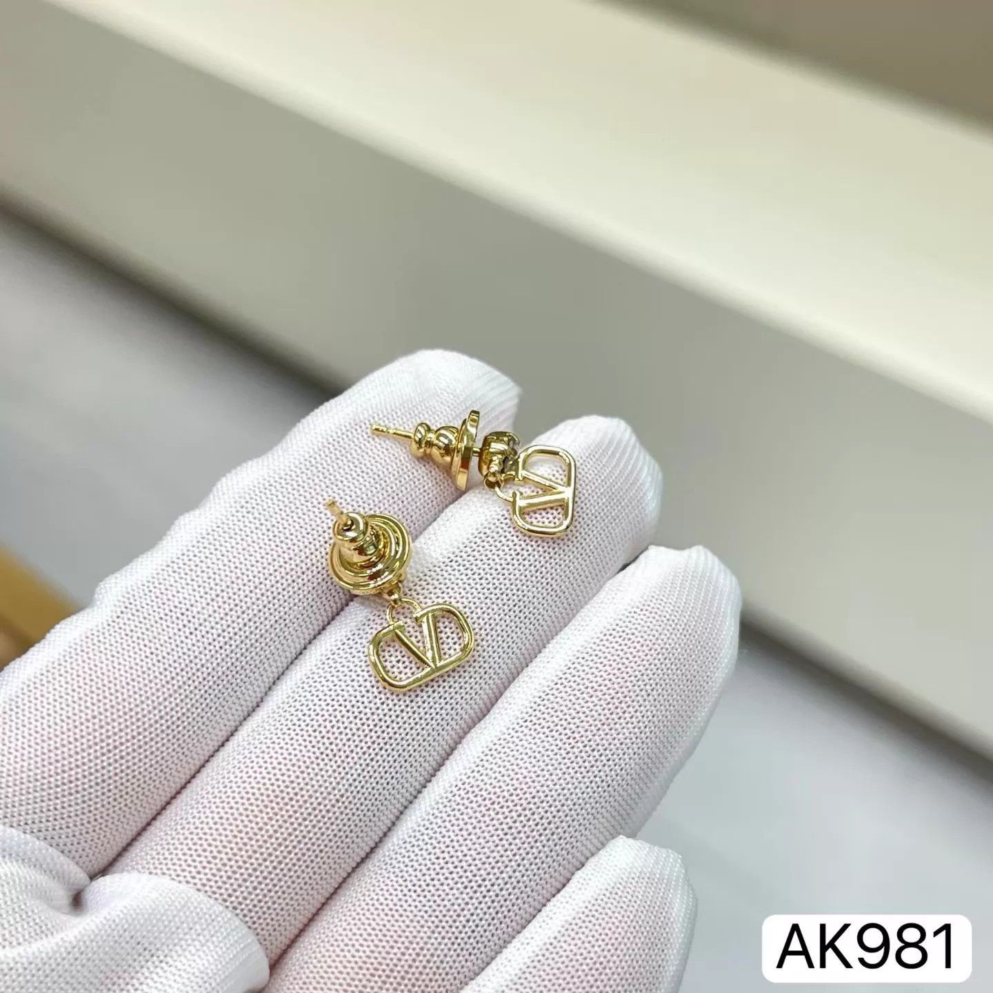 Valentino VALENTINO VLOGO SIGNATURE Gold Diamond V Earrings AK981 Size ONE SIZE - 7 Thumbnail