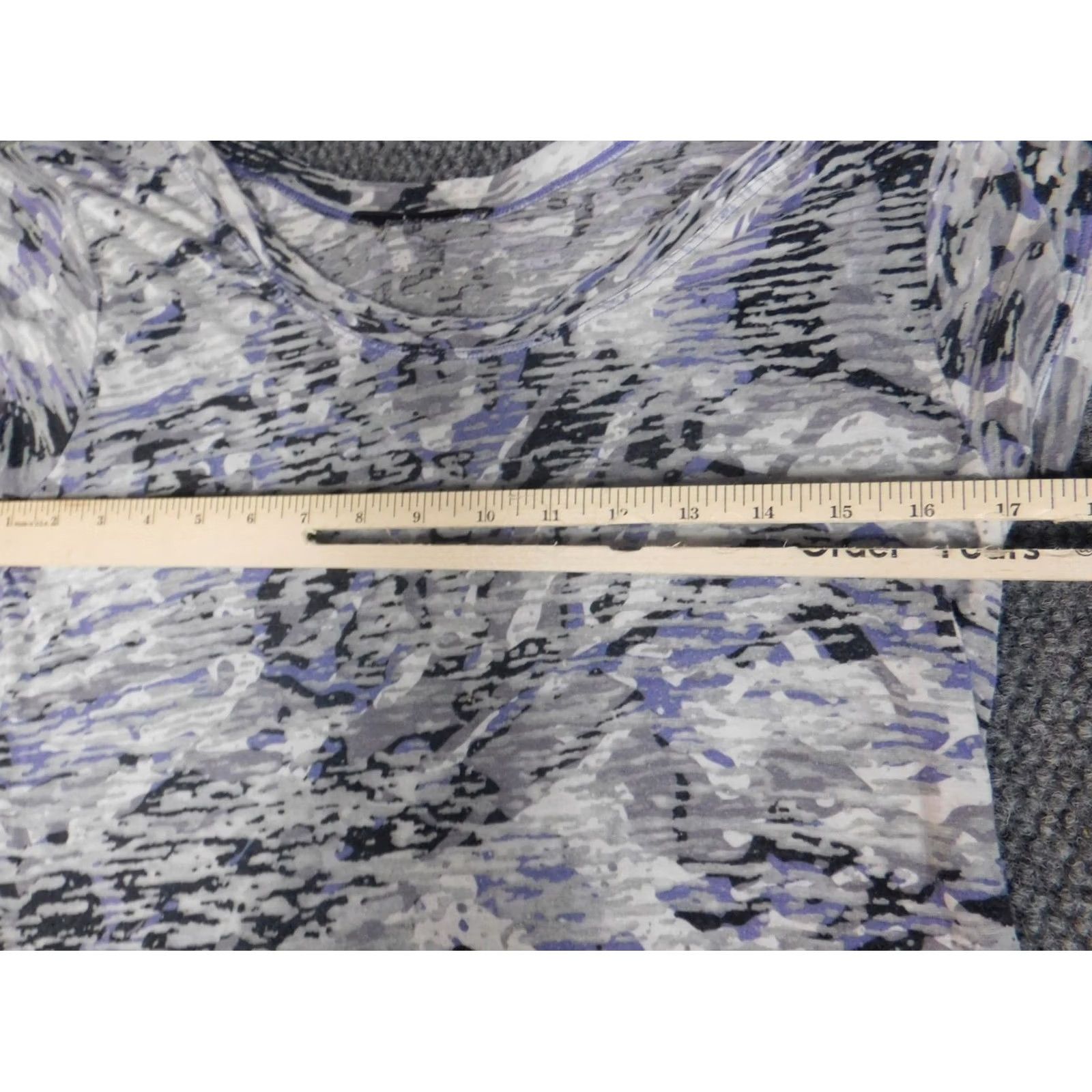 Bcbgmaxazria BCBGMAXAZRIA Blouse M Regular Women Gray Crew Neck Short Sleeve Pullover Geometric Stretch Button Basic Casual Size M / US 6-8 / IT 42-44 - 4 Thumbnail