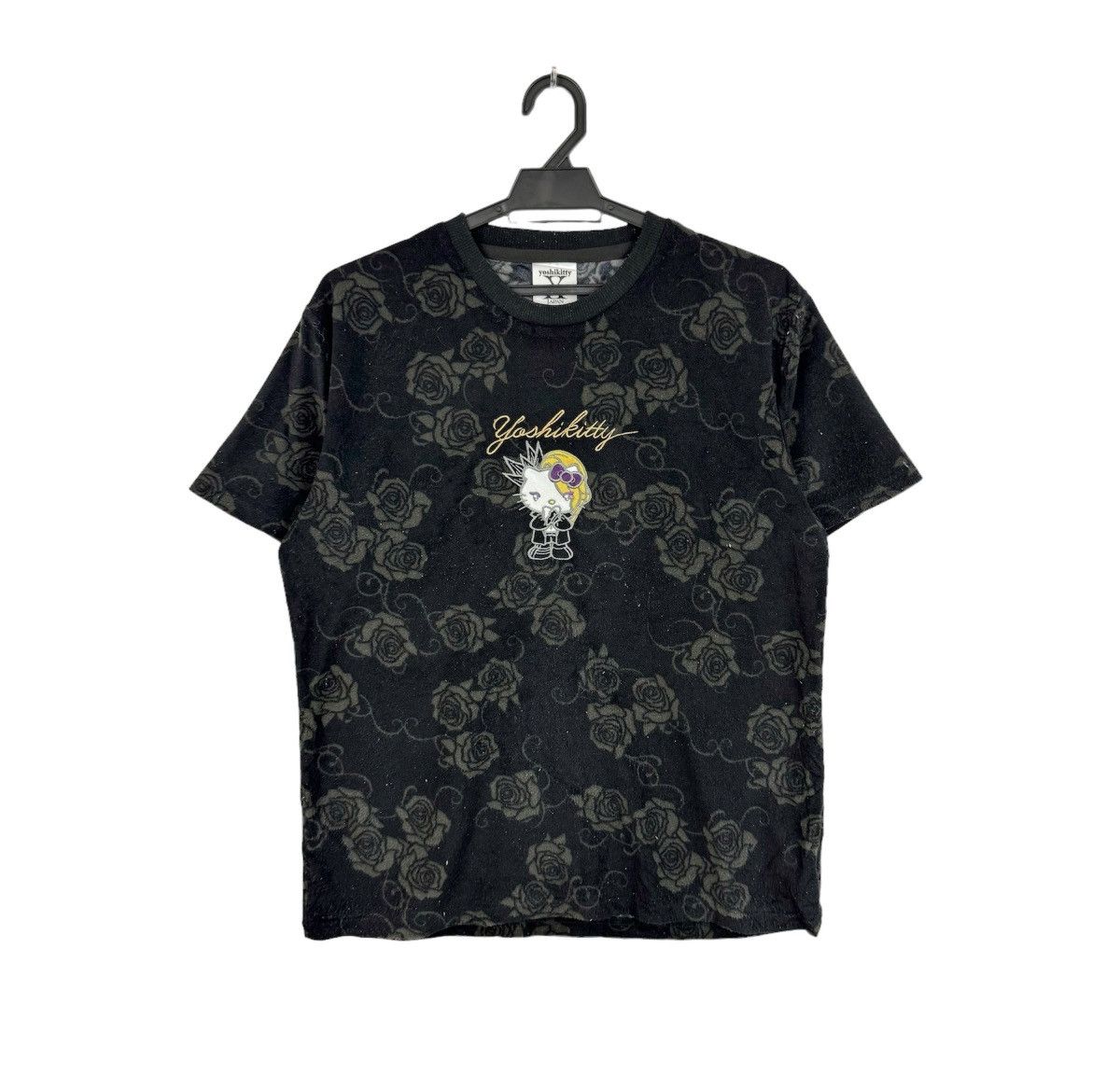 Band Tees × Japanese Brand Yoshikitty X Japan Collab Hello Kitty Black Roses Tshirt Size US L / EU 52-54 / 3 - 1 Thumbnail