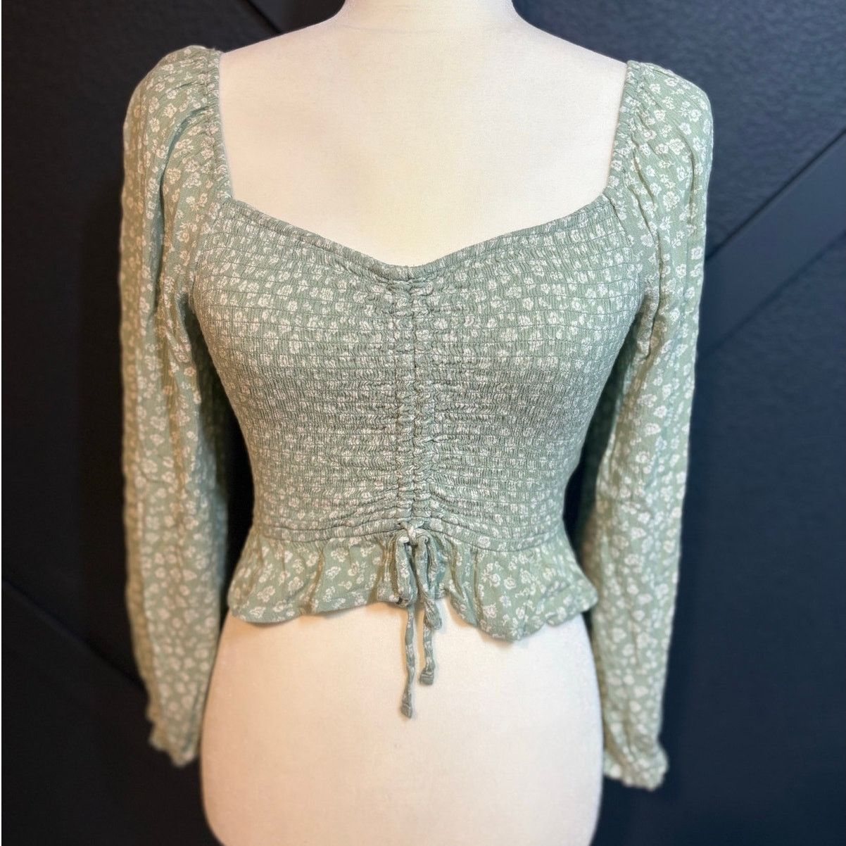 Hollister Hollister Smocked Floral Crop Top Long Sleeve Small #0496 Size S / US 4 / IT 40 - 1 Thumbnail