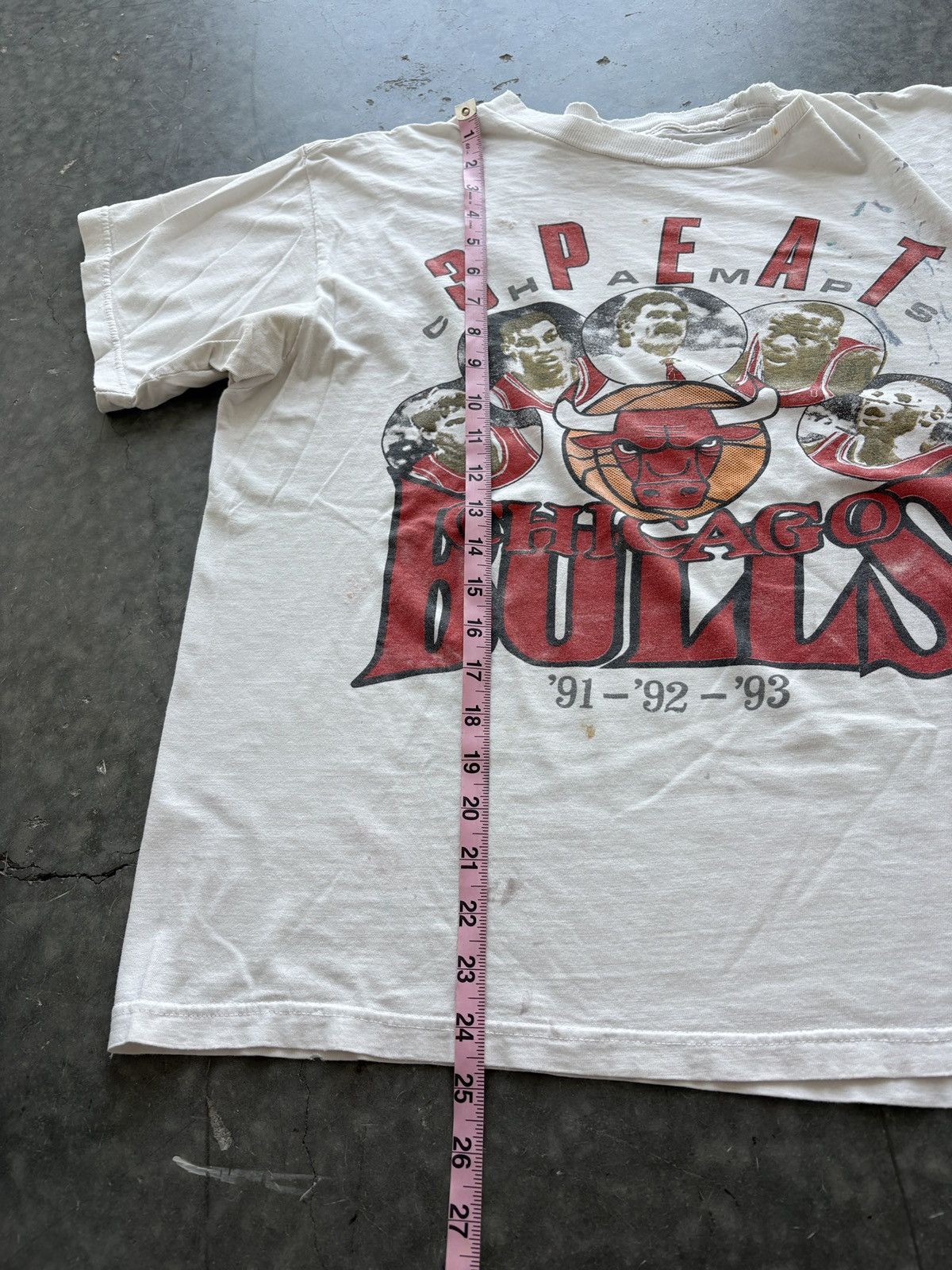 Vintage Vintage 90s Chicago Bulls Rap Tee 3 Peat Thrashed Boxy Fit Size US L / EU 52-54 / 3 - 19 Thumbnail