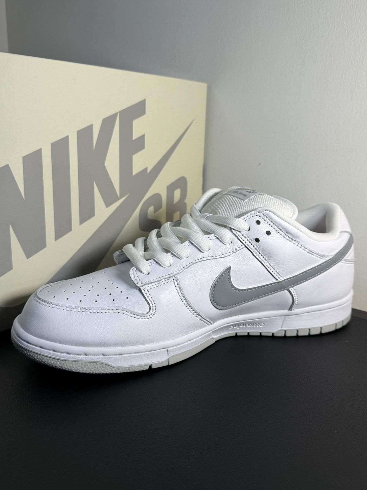 Nike × Supreme Brand New Nike SB Supreme Low Top Dunks White Size US 11 / EU 44 - 4 Thumbnail