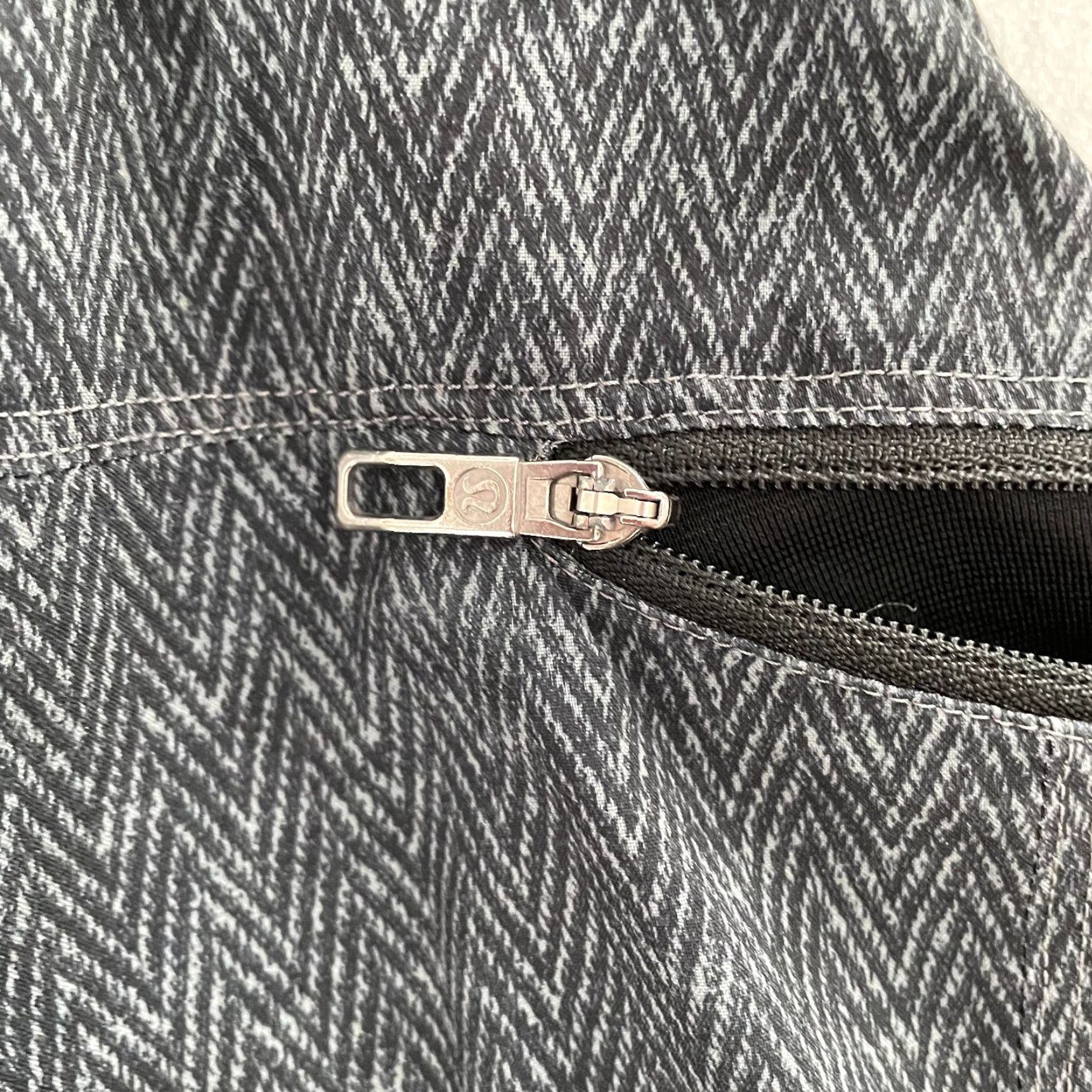 Lululemon Lululemon T.H.E. Unlined Short Mens L Gray Drawstring Side Pocket Activewear Size US 33 - 4 Thumbnail