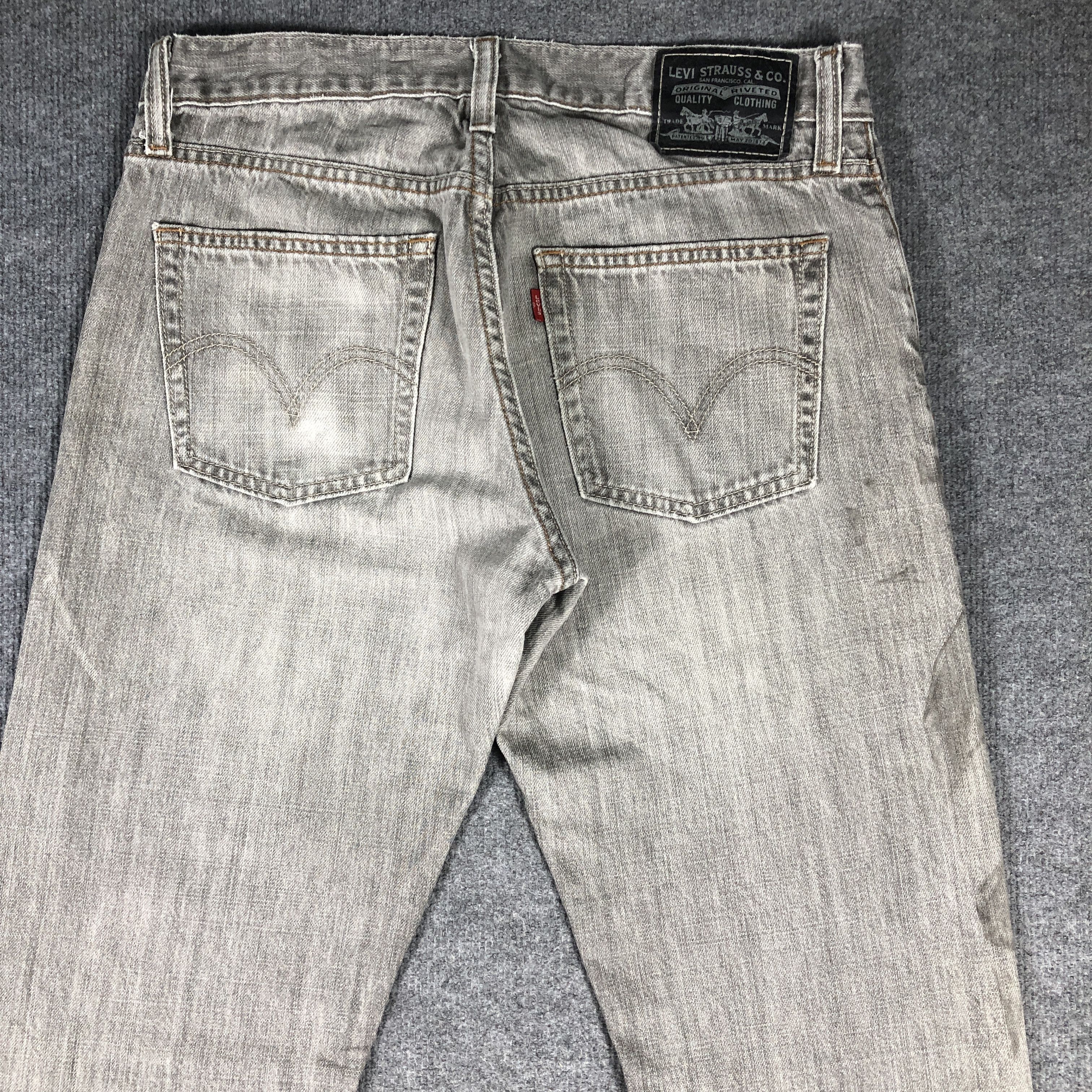 Vintage Levis 514 Slim Straight Jeans L710