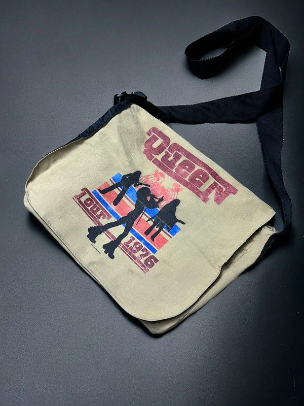 Band Tees × Vintage Vintage Cream Shoulder Bag Queen Tour 1976 @2011 Size ONE SIZE - 2 Thumbnail