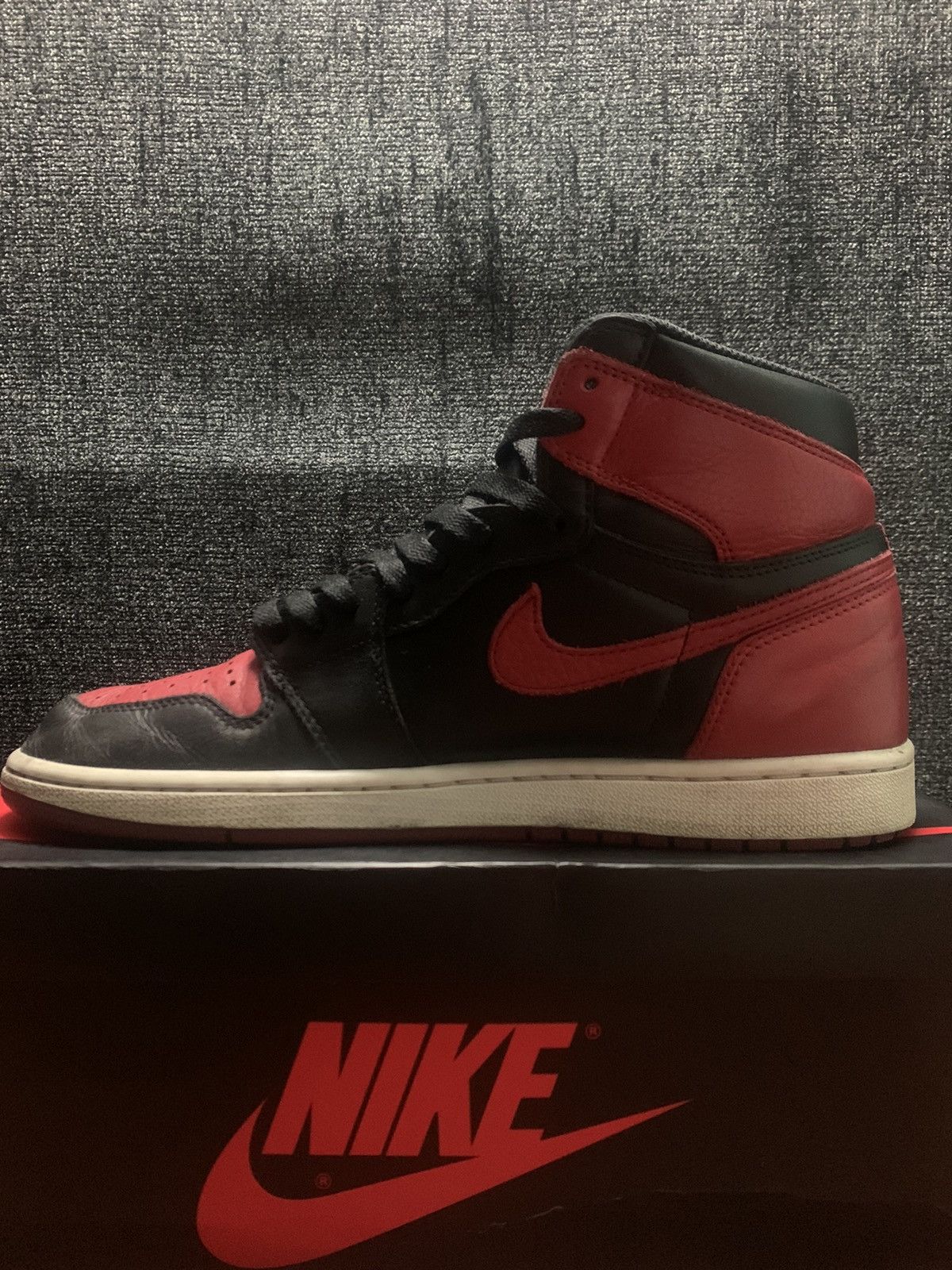 Jordan Brand Air Jordan 1 Retro High OG Bred 2016 Size US 10.5 / EU 43-44 - 6 Thumbnail