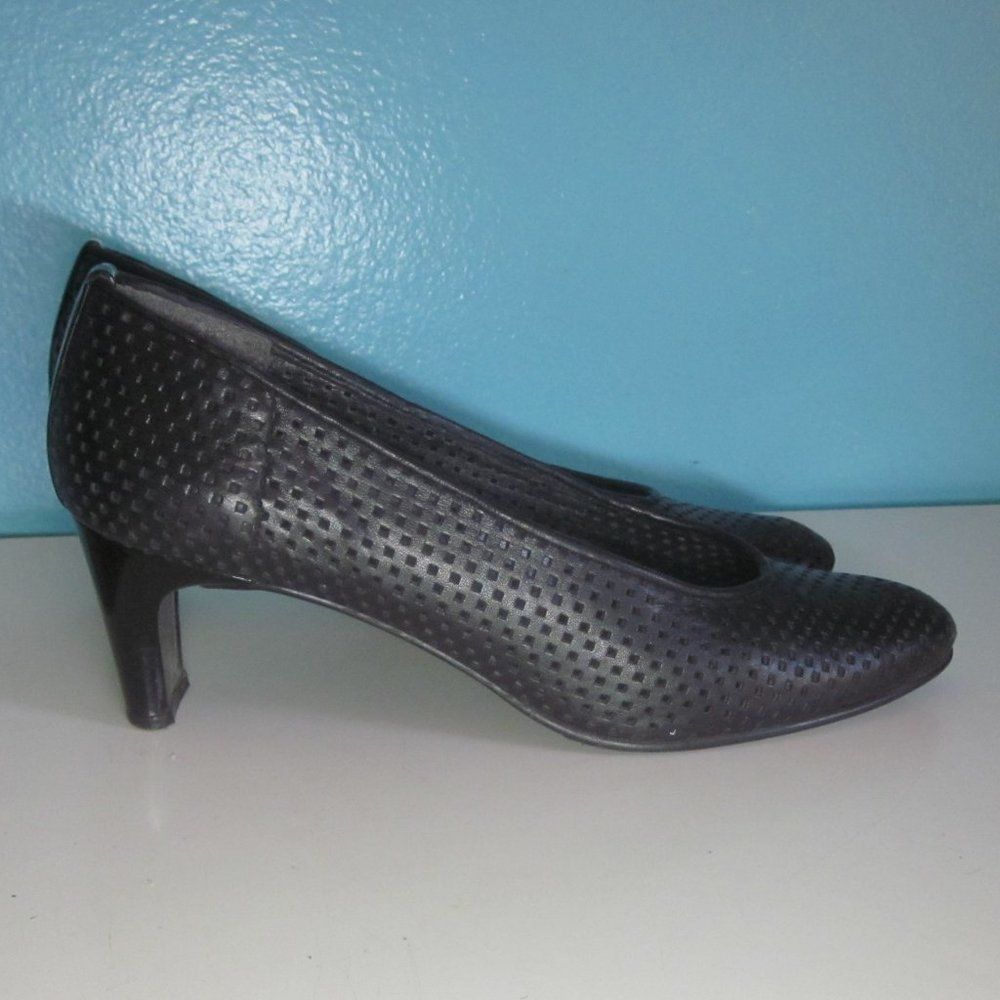 Stuart Weitzman Stuart Weitzman Ariela Perforated Leather Heels 39 Size 8.5 Size US 8.5 / IT 38.5 - 2 Thumbnail