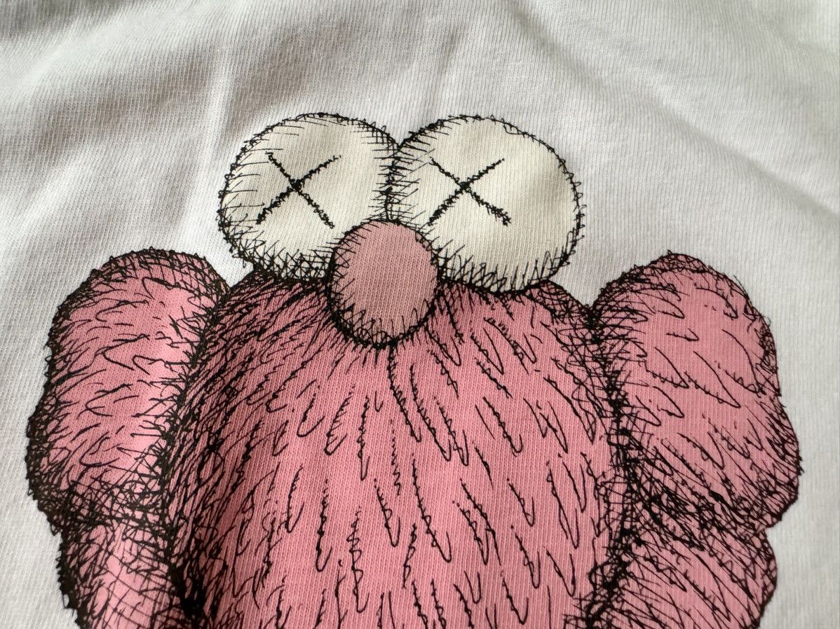 Kaws × Uniqlo Medium Kaws Time Off Tee White Uniqlo UT T-Shirt Figure Size US M / EU 48-50 / 2 - 6 Thumbnail