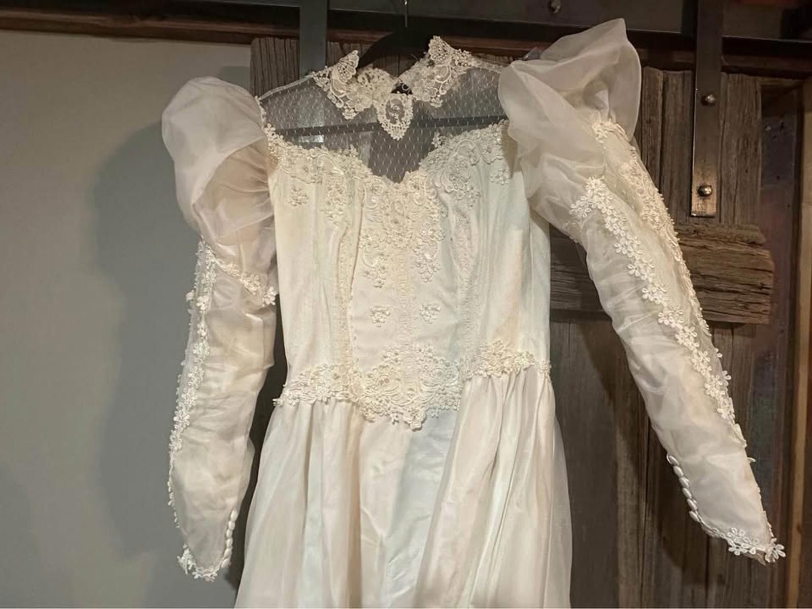 Unknown London Vintage White Long Sleeve Wedding Dress with Lace Details Size M / US 6-8 / IT 42-44 - 3 Thumbnail