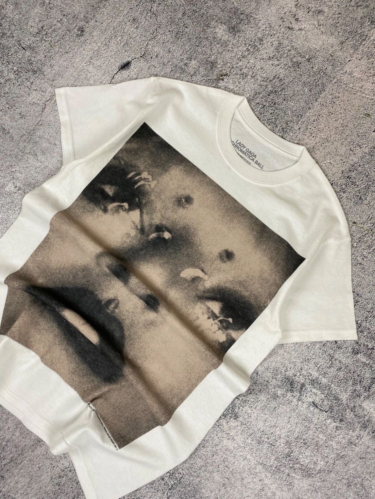 Band Tees LADY GAGA THE CHROMATICA BALL TOUR 2022 T-SHIRT OFFICIAL M Size US M / EU 48-50 / 2 - 1 Thumbnail
